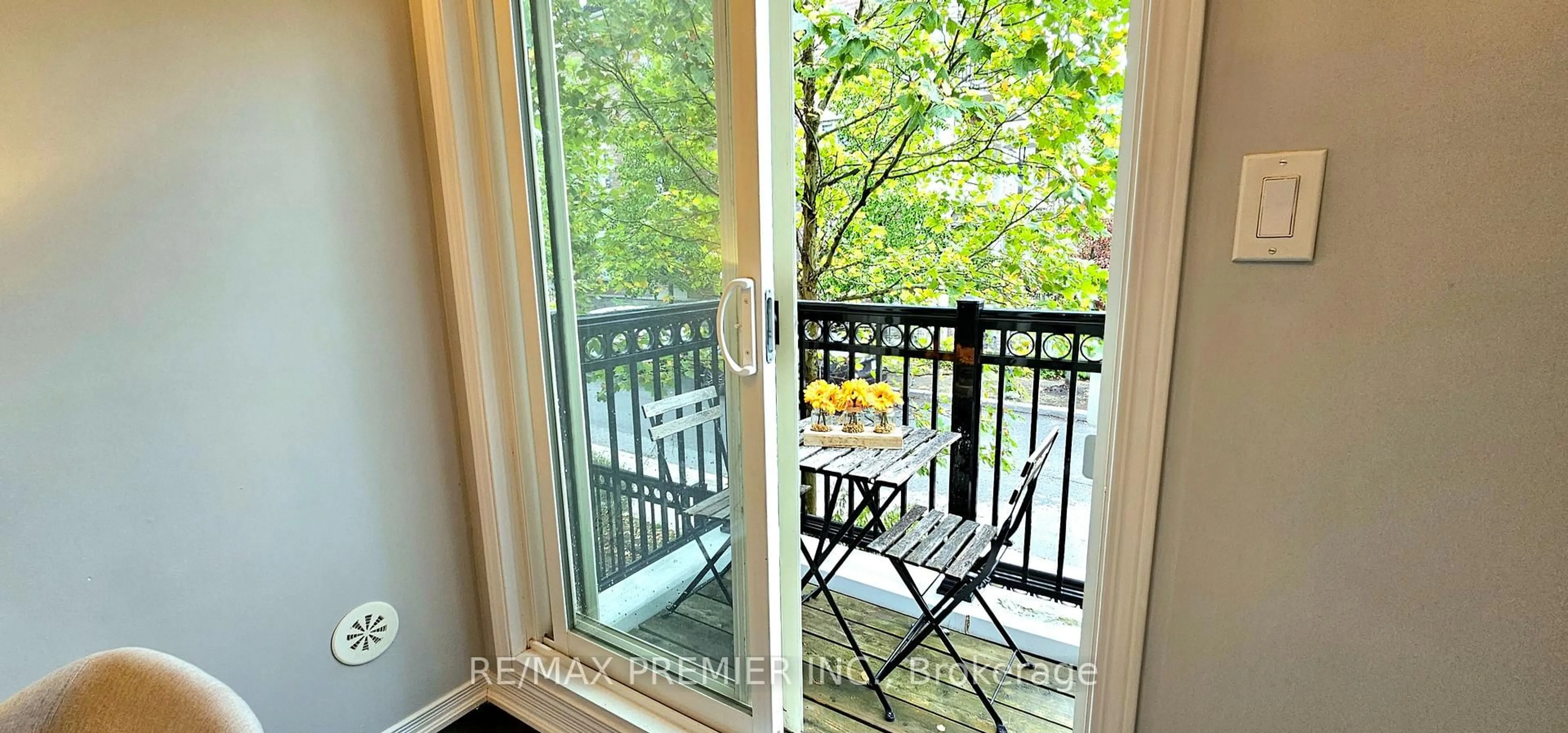 Balcony in the apartment, water/lake/river/ocean view for 19 Coneflower Cres #272, Toronto Ontario M2R 0A4