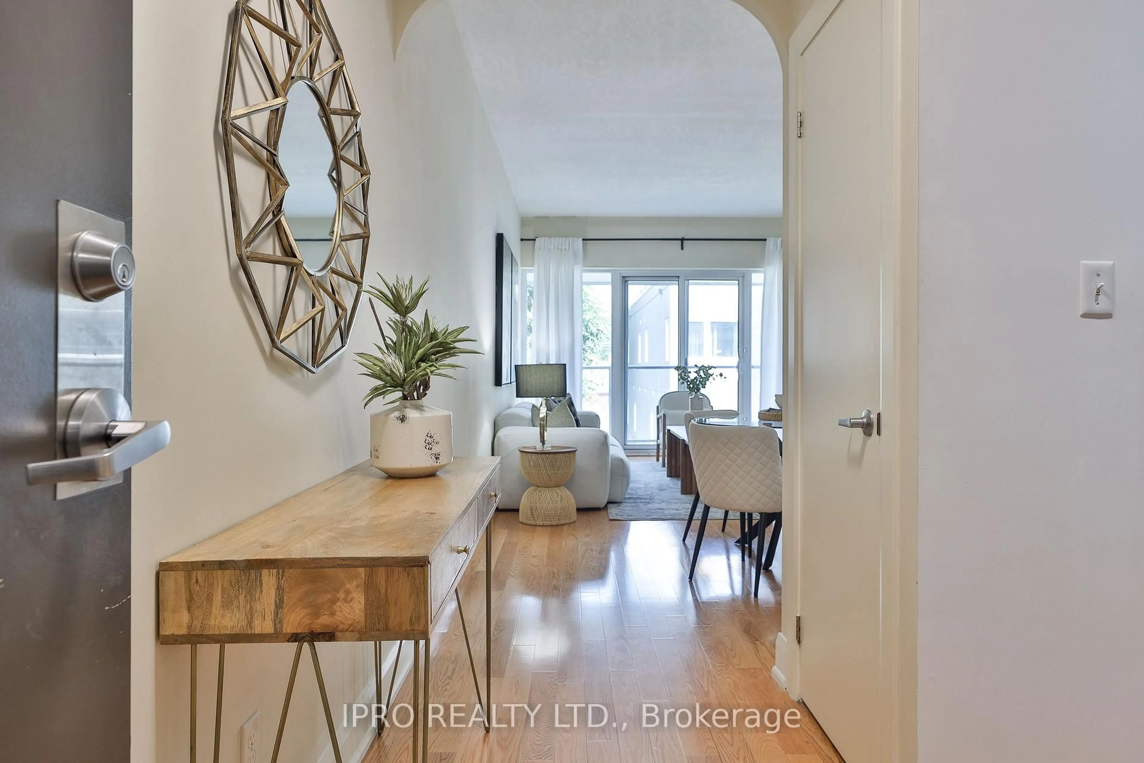 Indoor entryway for 1636 Dundas St #5, Toronto Ontario M6K 1V1