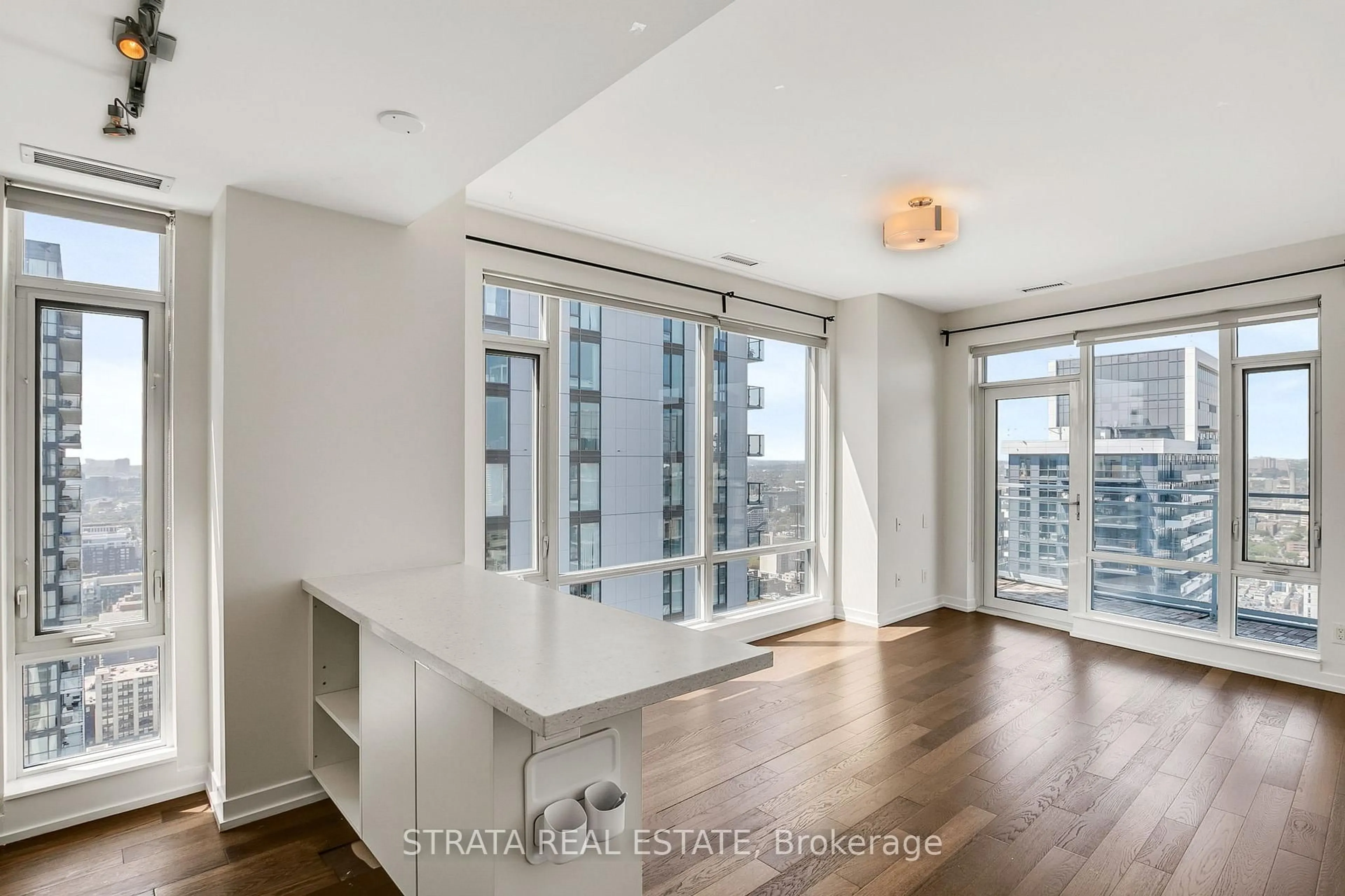 Open concept kitchen, unknown for 21 Widmer Ave #4202, Toronto Ontario M5V 2E8