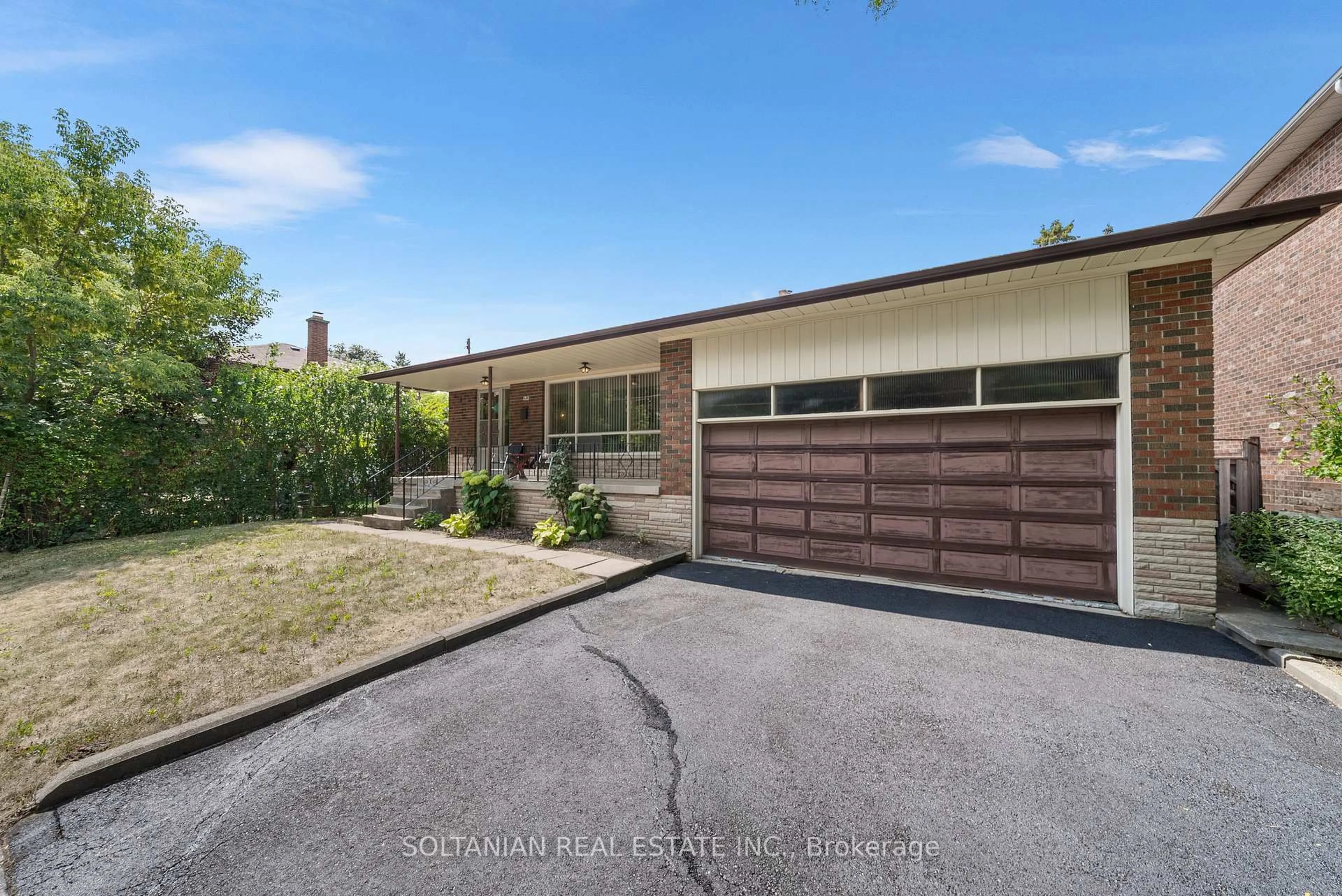 A pic from outside/outdoor area/front of a property/back of a property/a pic from drone, street for 444 Longmore St, Toronto Ontario M2N 5C3