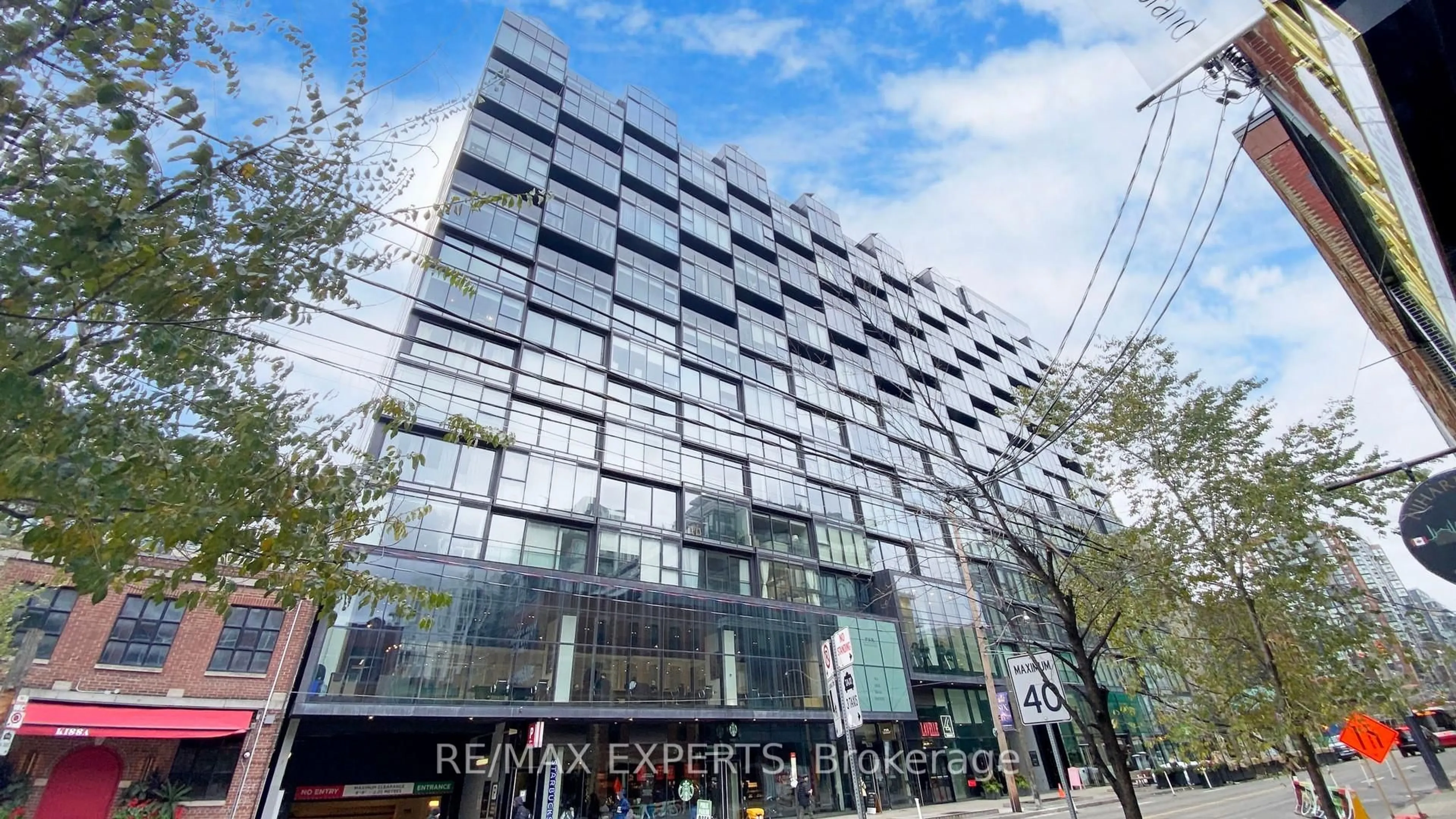 Indoor foyer for 629 King St #1418, Toronto Ontario M5V 1M5