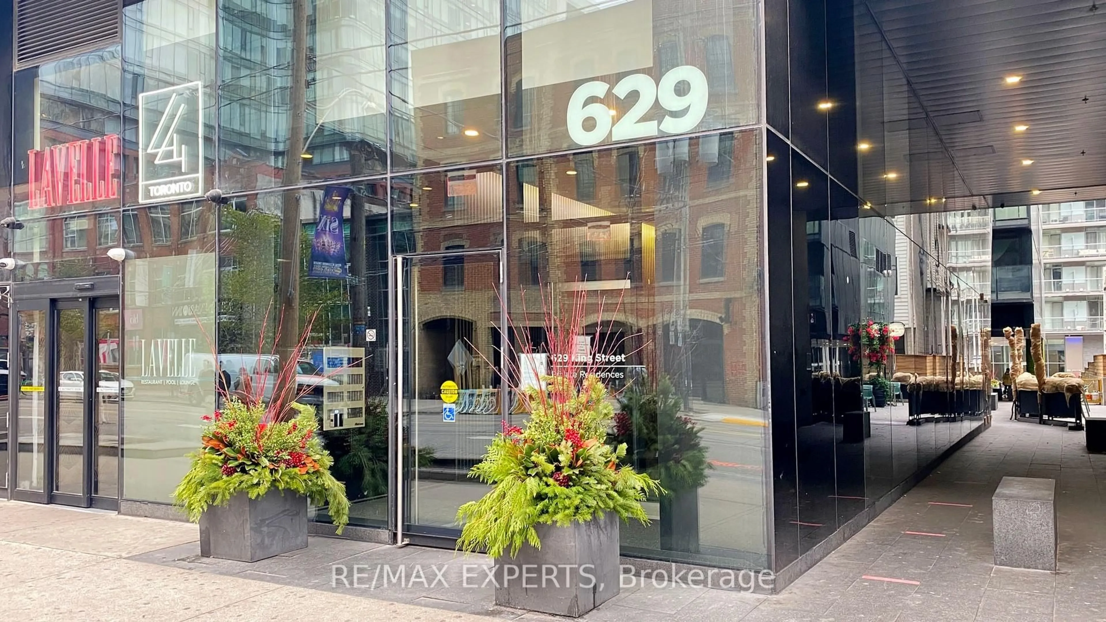Indoor foyer for 629 King St #1418, Toronto Ontario M5V 1M5