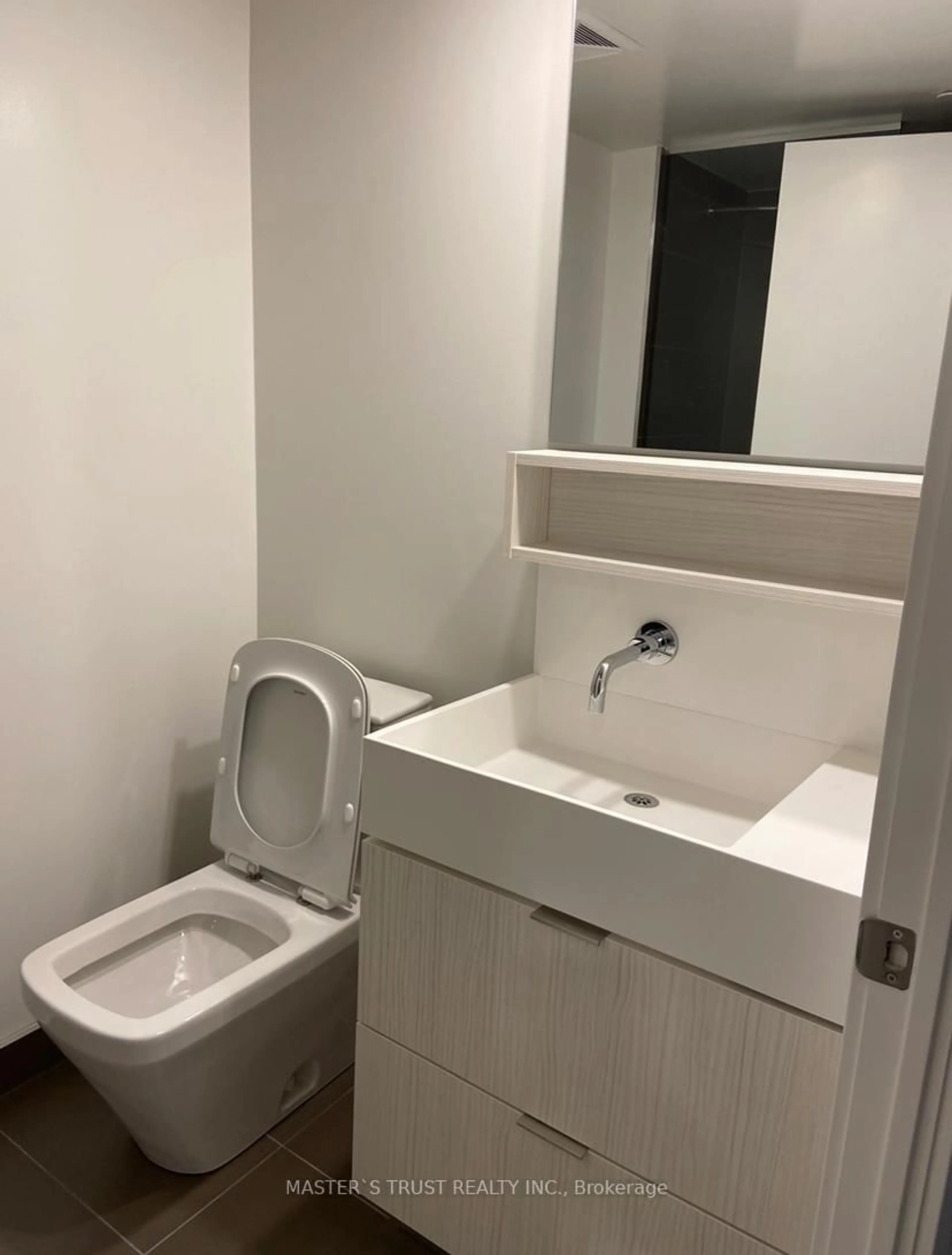 Standard bathroom, floor is not visible for 5 Soudan Ave #711, Toronto Ontario M4S 0B1