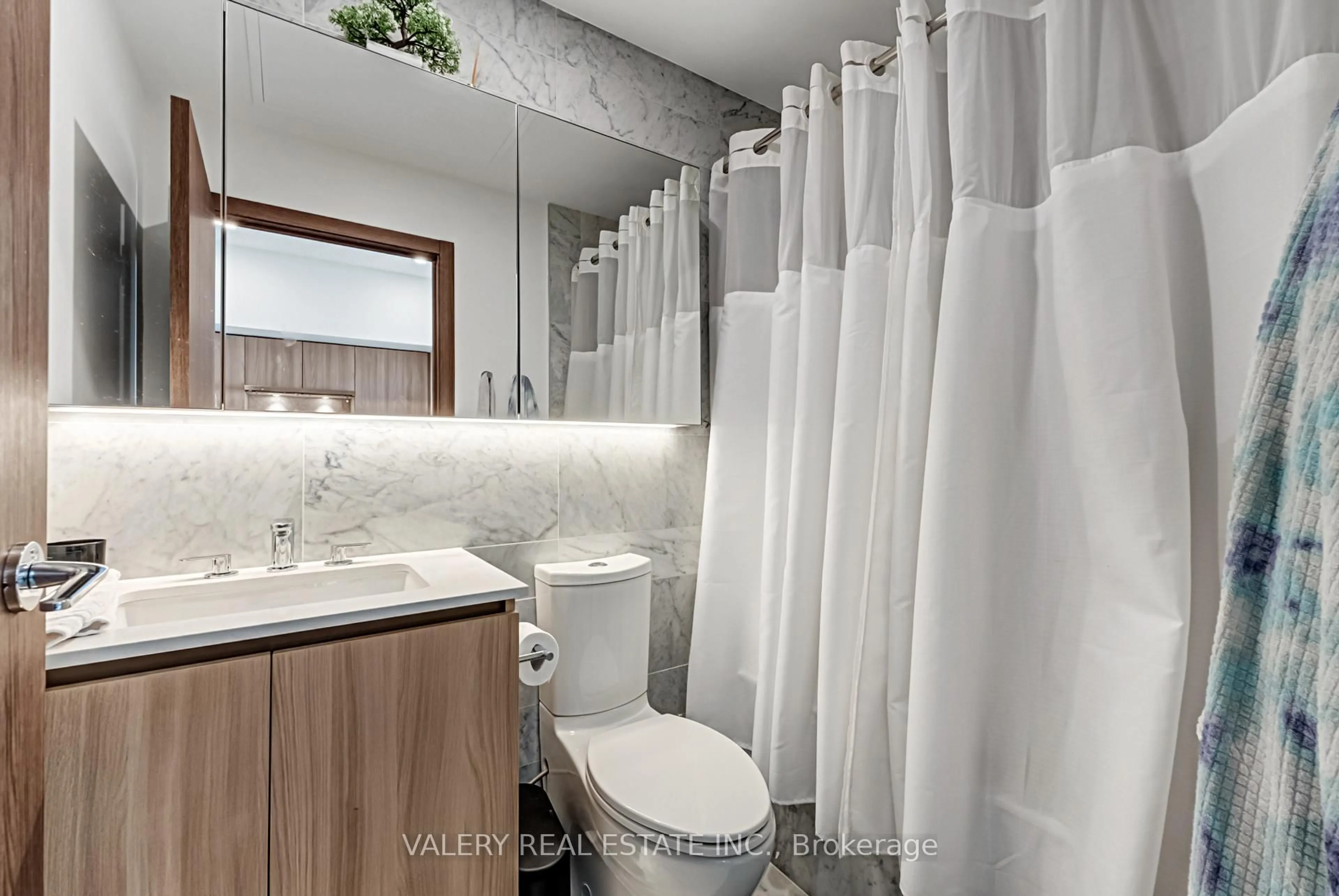 Standard bathroom, ceramic/tile floor for 17 Bathurst St #4516, Toronto Ontario M5V 0N1