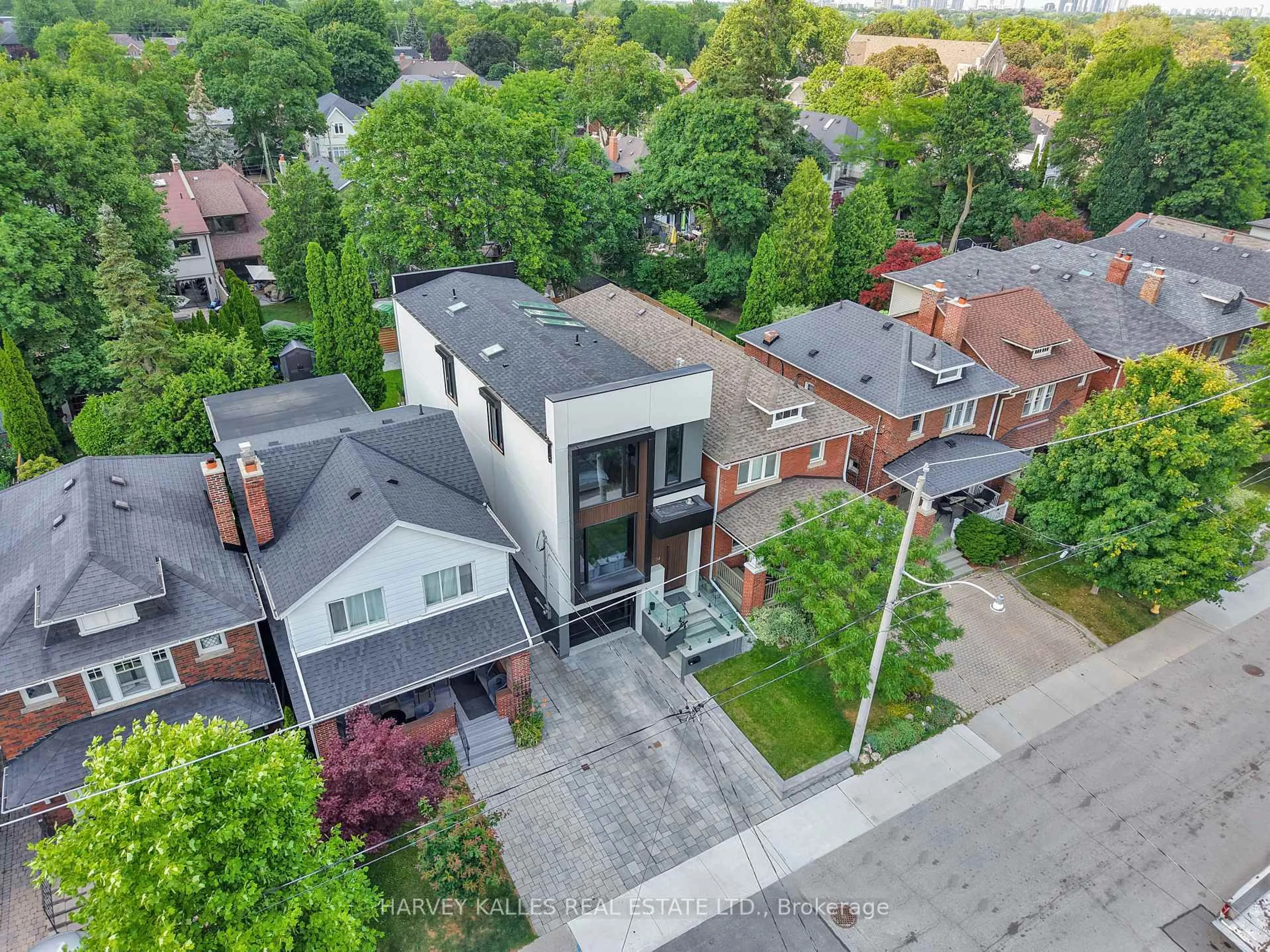 A pic from outside/outdoor area/front of a property/back of a property/a pic from drone, street for 116 Deloraine Ave, Toronto Ontario M5M 2A9