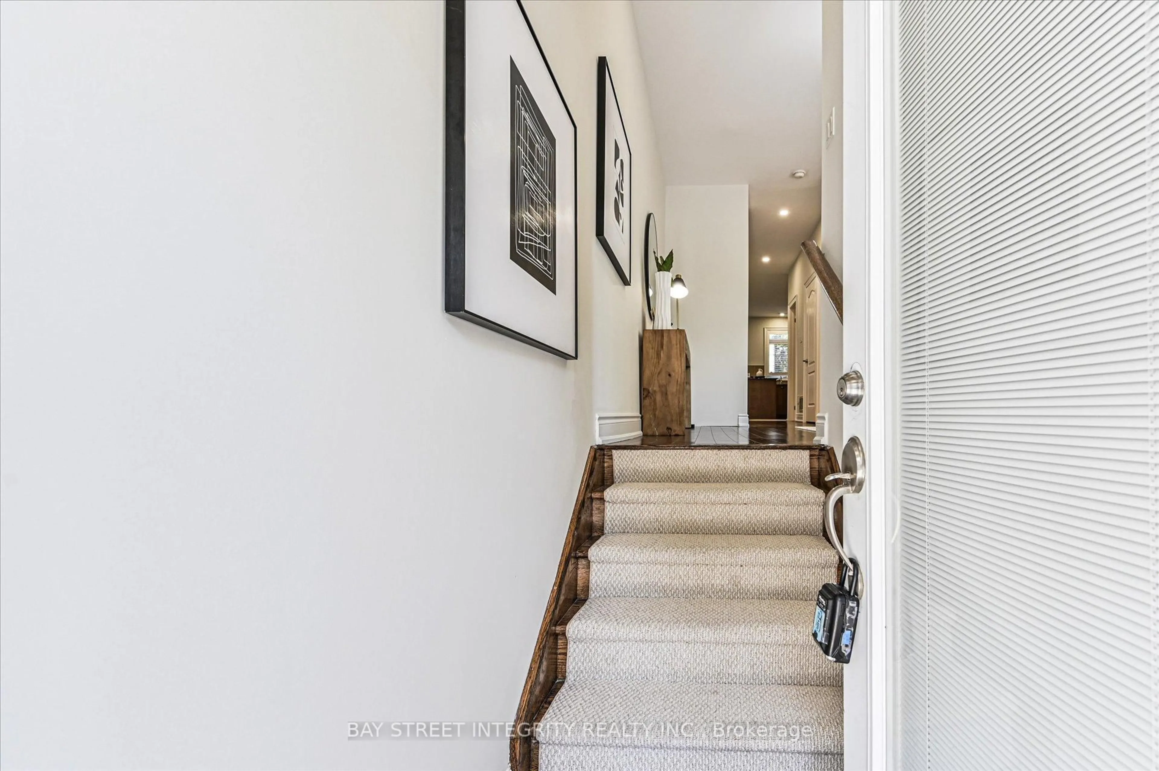 Indoor foyer for 1 Strawflower Mews, Toronto Ontario M2N 0E8