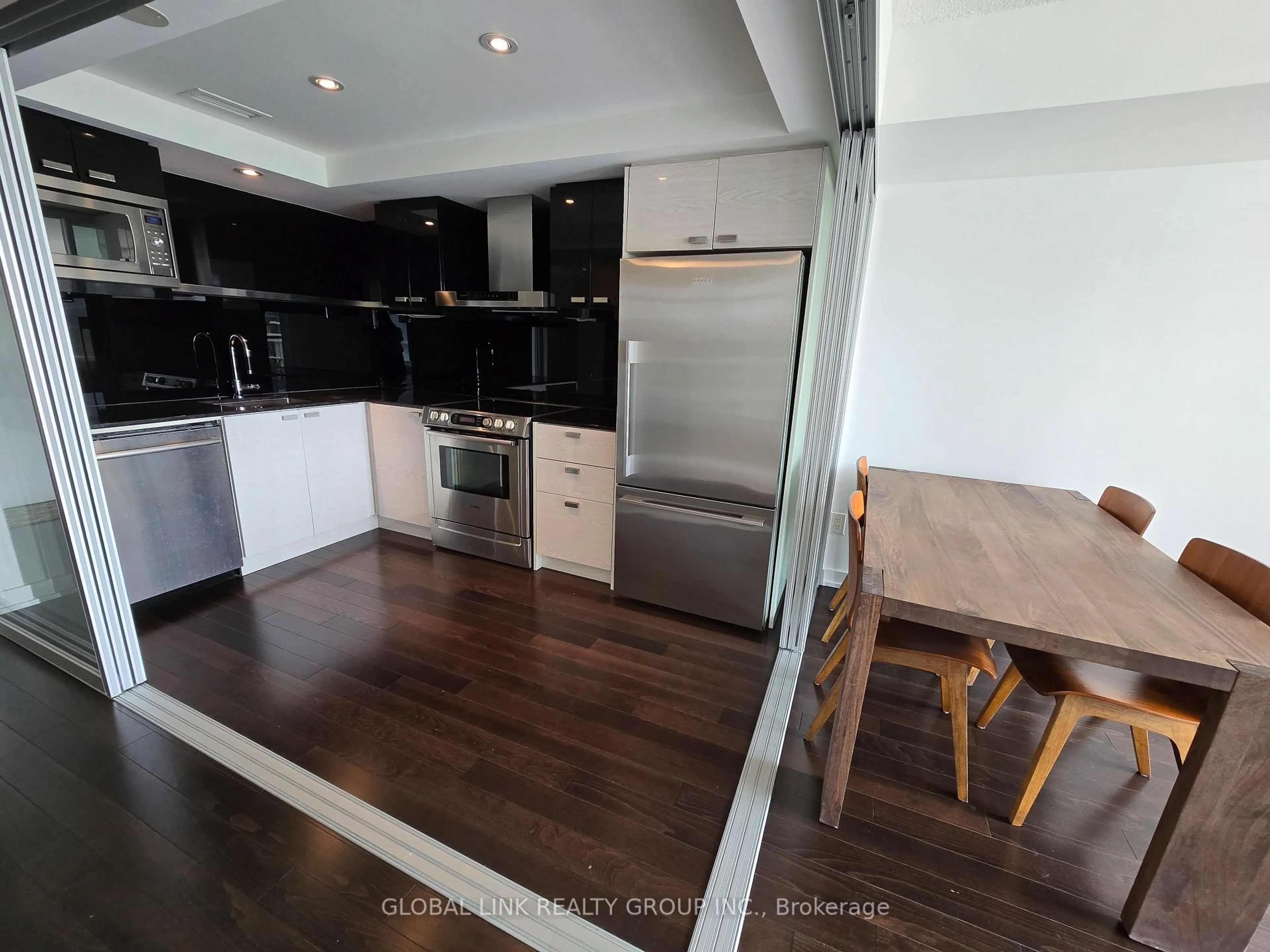 Open concept kitchen, wood/laminate floor for 121 Mcmahon Dr #915, Toronto Ontario M2K 0C1