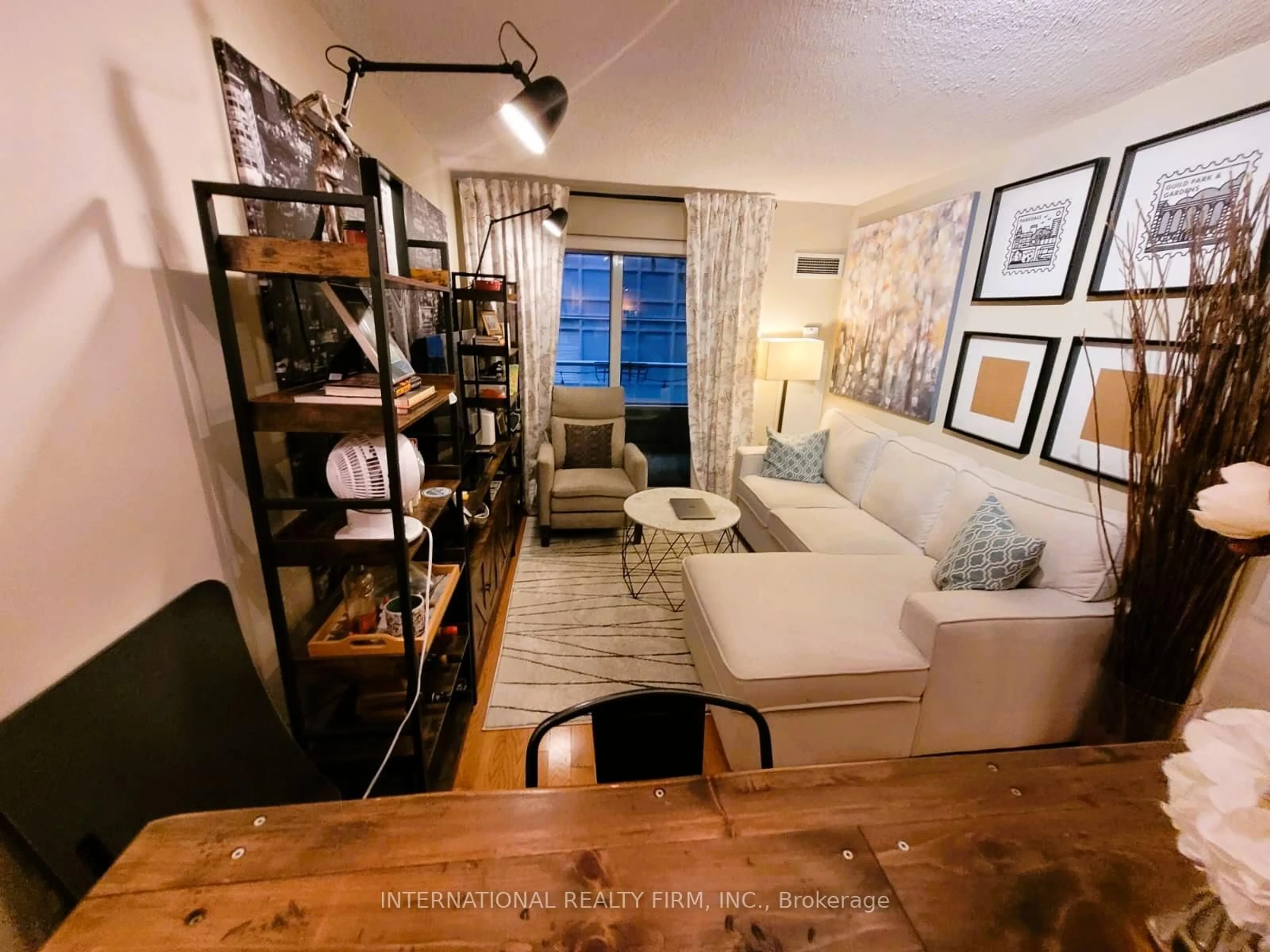 Living room with furniture, wood/laminate floor for 250 Wellington St #426, Toronto Ontario M5V 3P6