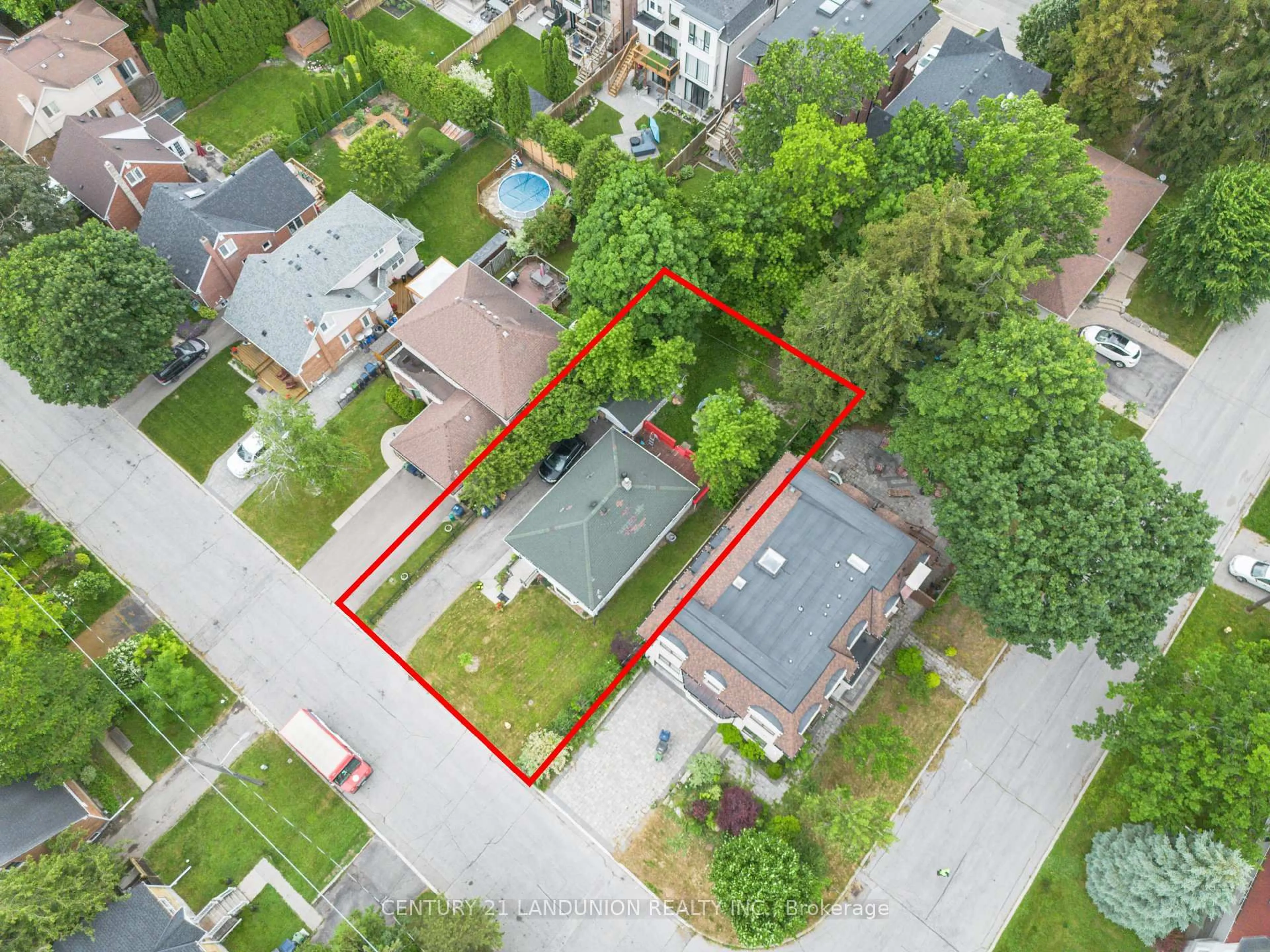 A pic from outside/outdoor area/front of a property/back of a property/a pic from drone, street for 200 Elmhurst Ave, Toronto Ontario M2N 1S3
