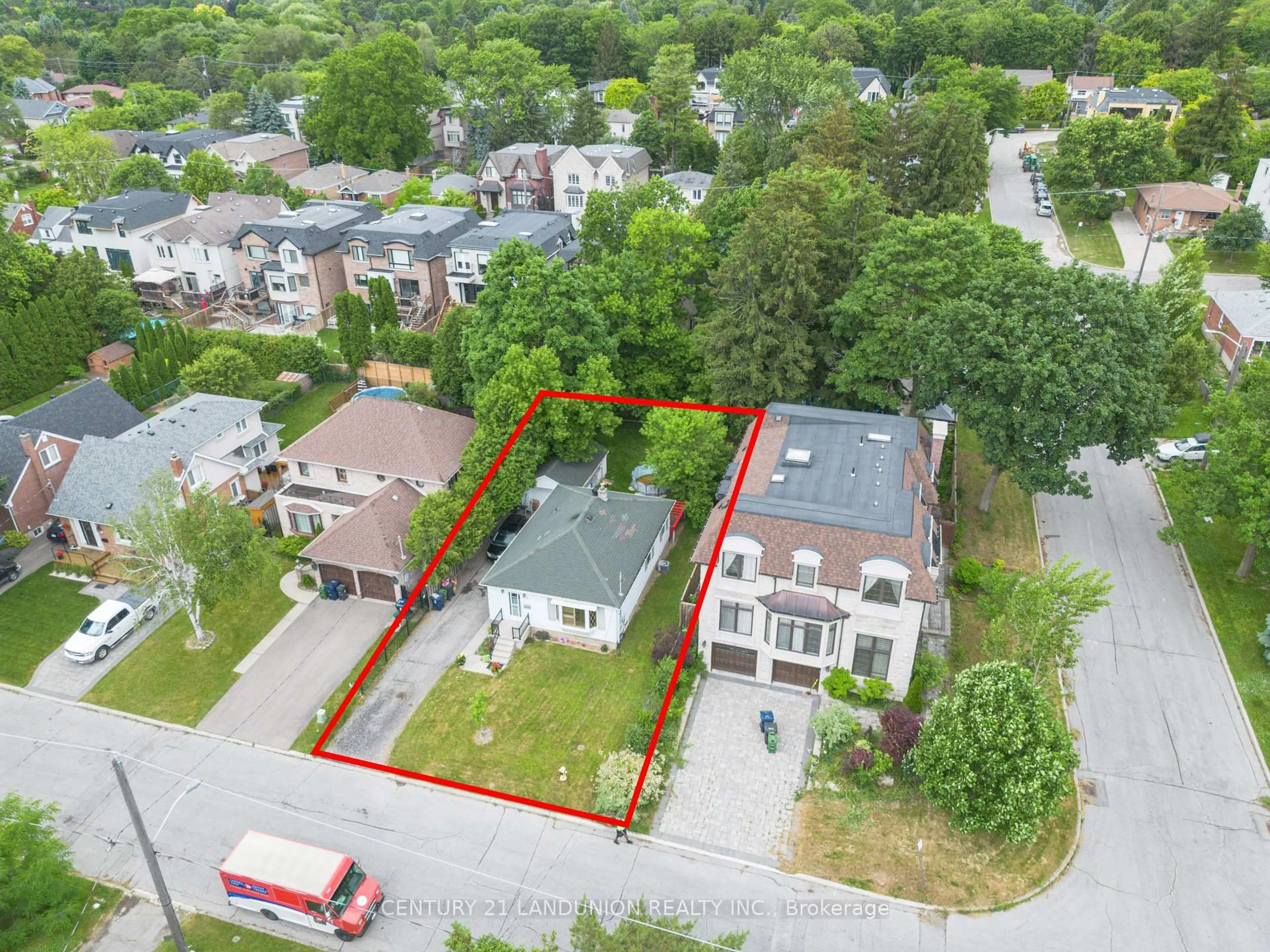 A pic from outside/outdoor area/front of a property/back of a property/a pic from drone, street for 200 Elmhurst Ave, Toronto Ontario M2N 1S3