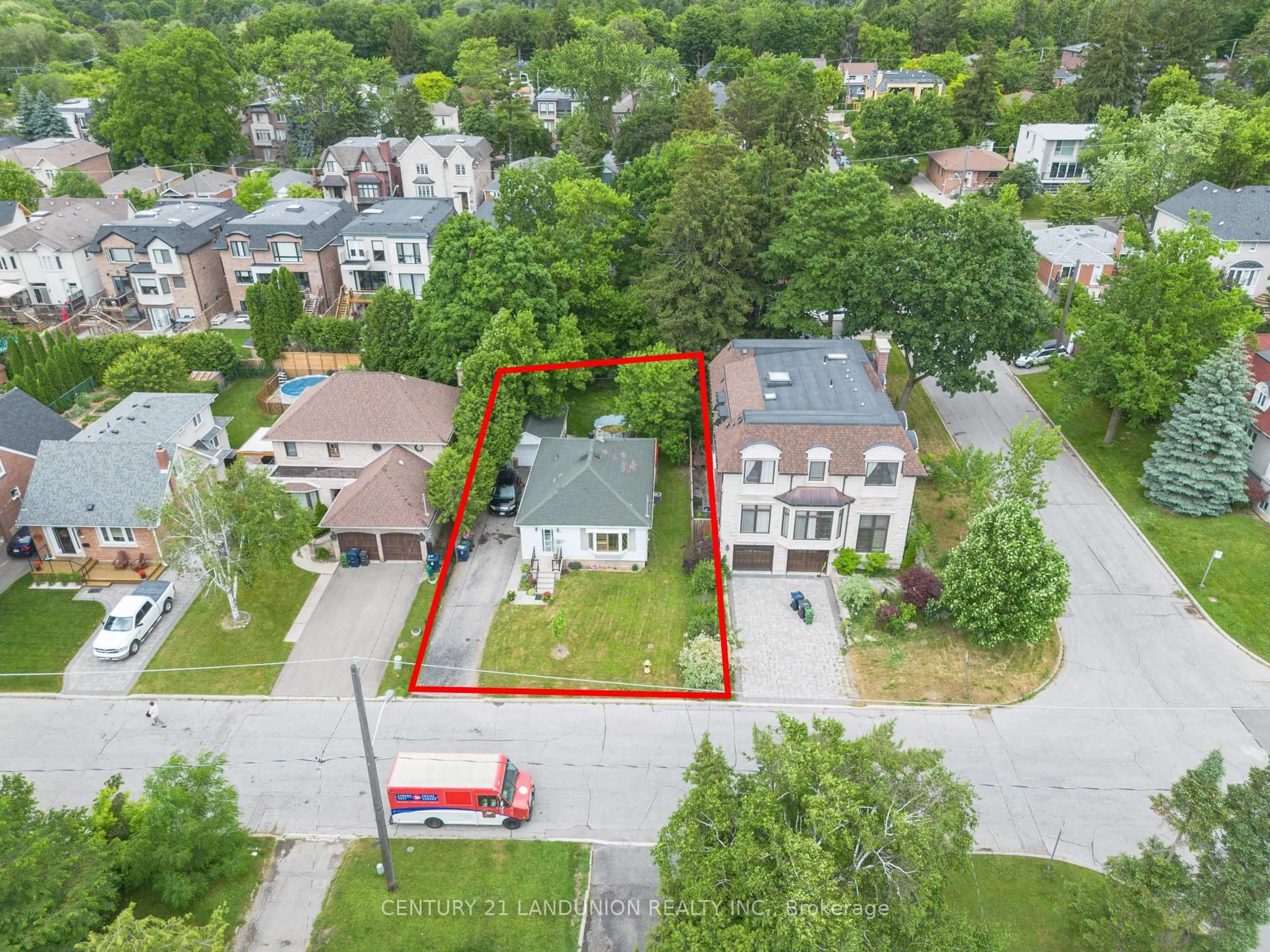 A pic from outside/outdoor area/front of a property/back of a property/a pic from drone, street for 200 Elmhurst Ave, Toronto Ontario M2N 1S3