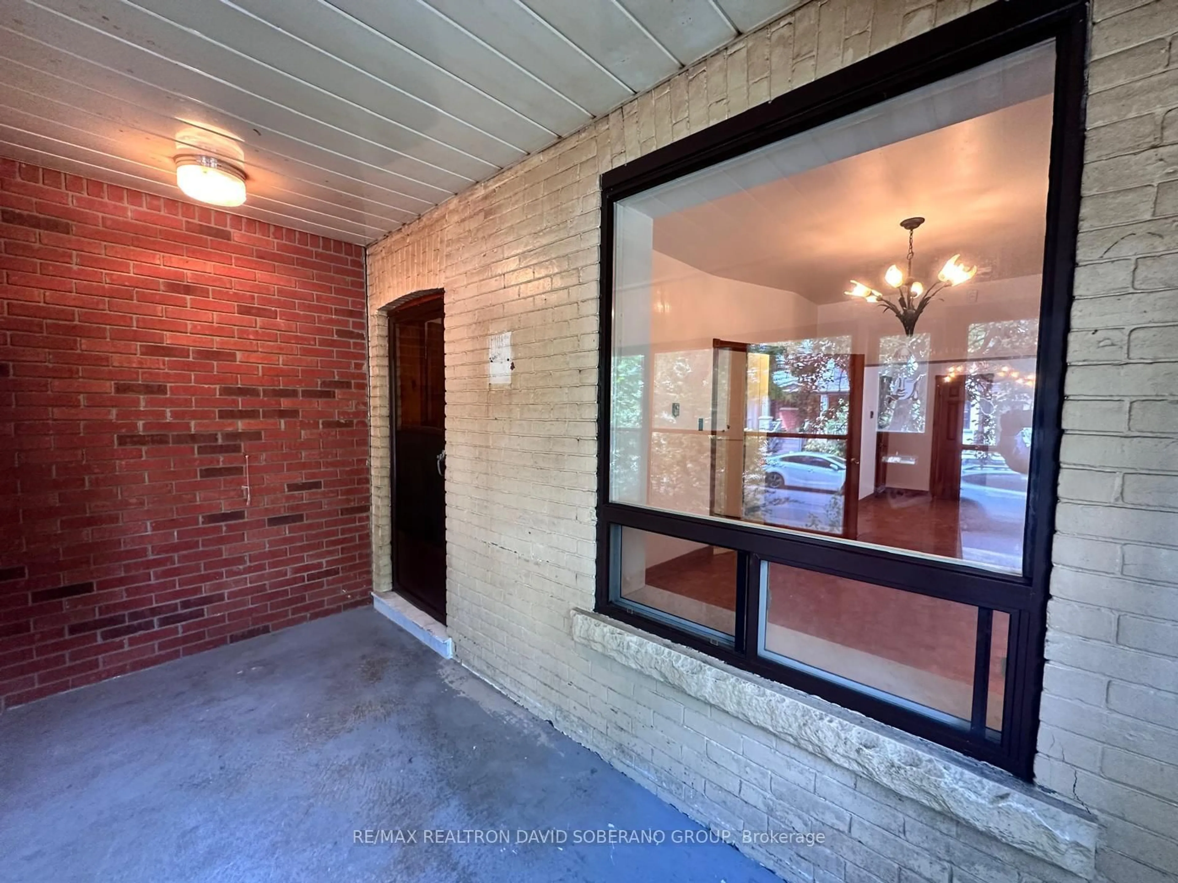 Indoor entryway for 626 Shaw St, Toronto Ontario M6G 3L7