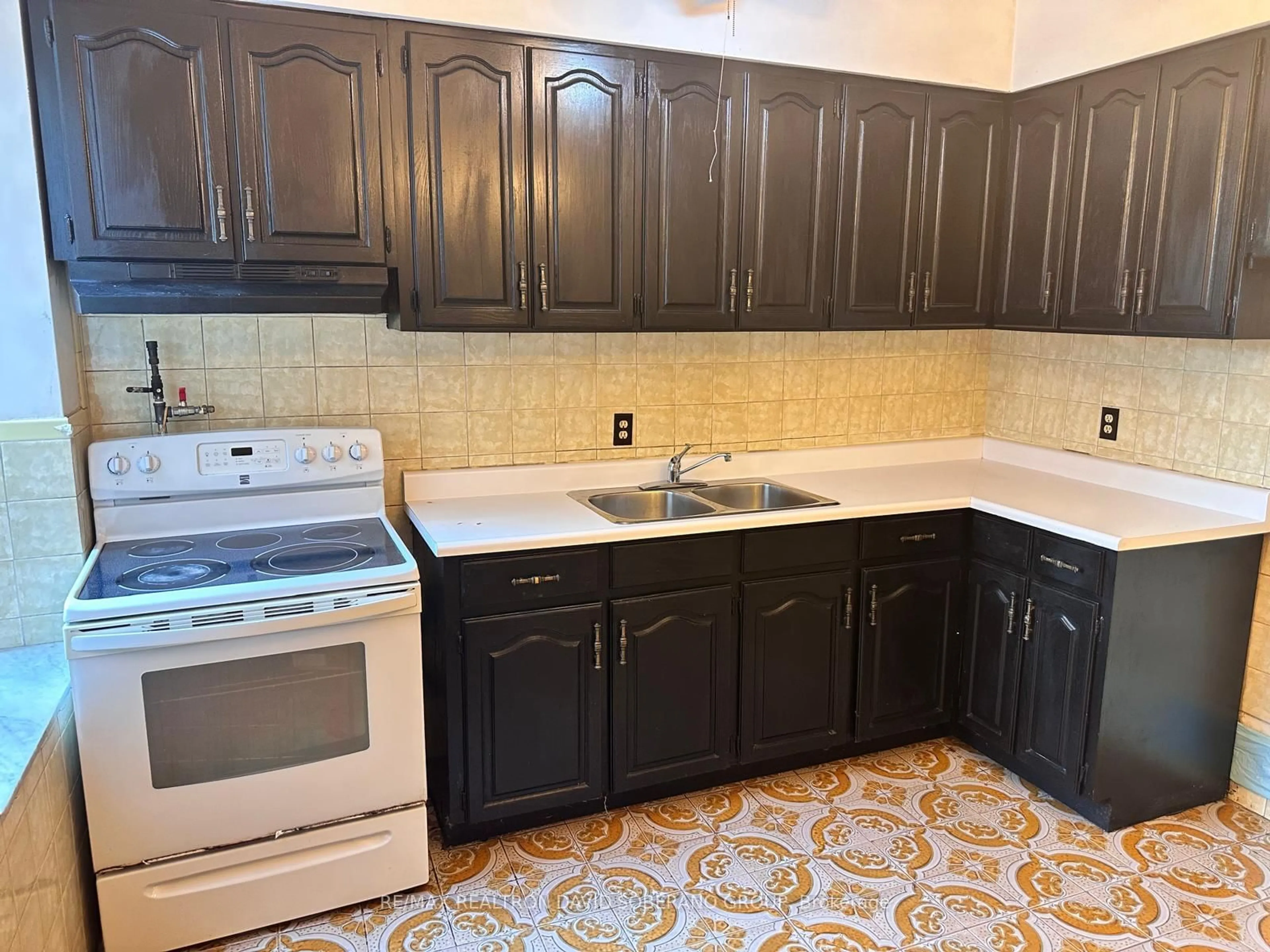 Standard kitchen, ceramic/tile floor for 626 Shaw St, Toronto Ontario M6G 3L7
