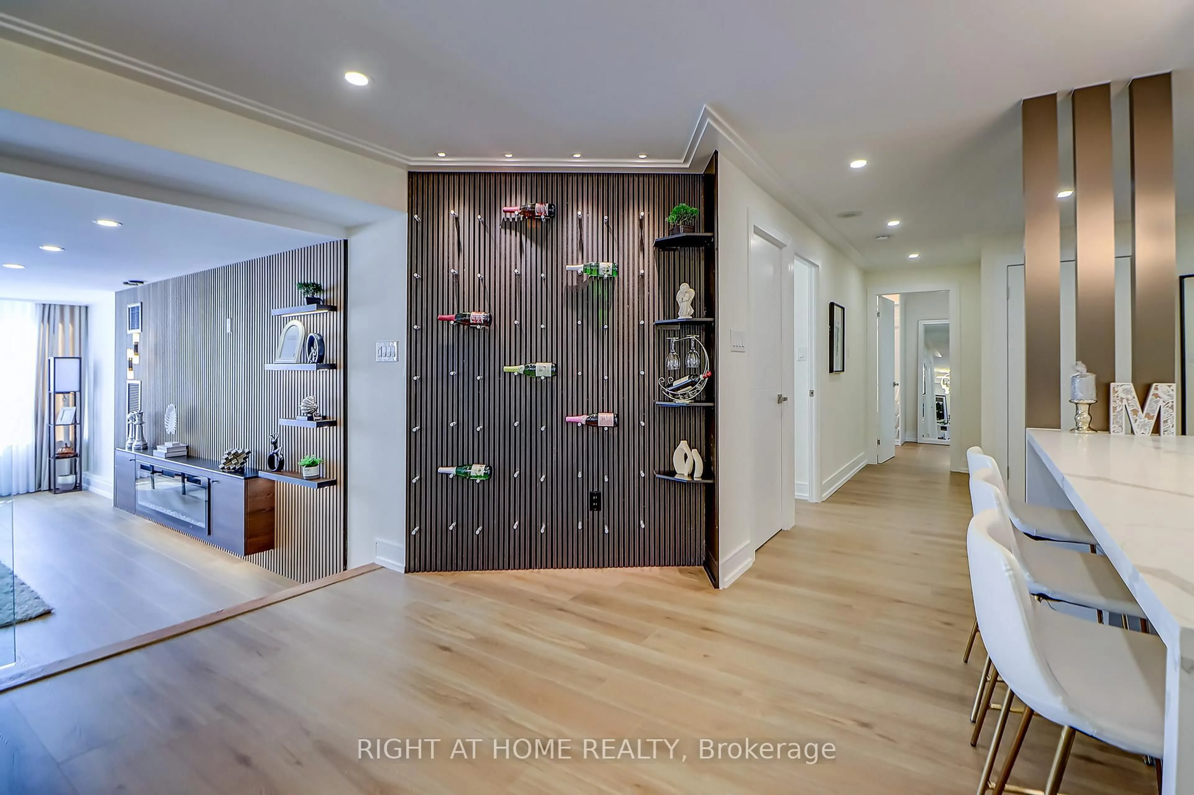 Indoor entryway for 130 Carlton St #1207, Toronto Ontario M5A 4K3