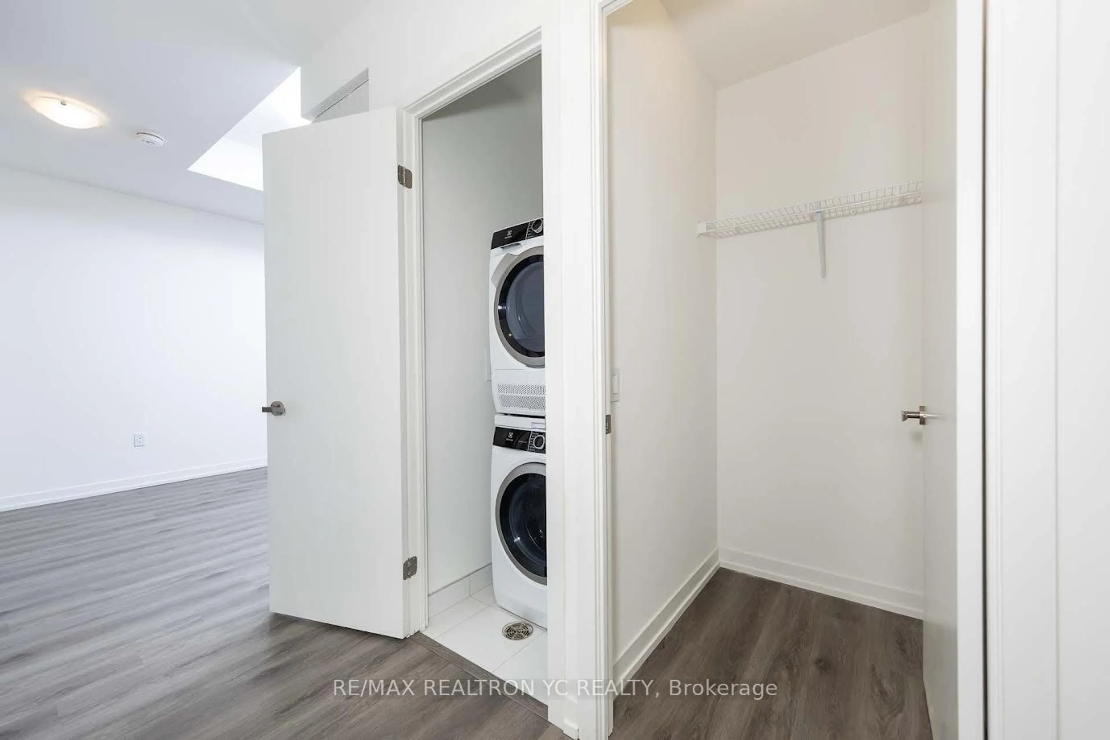 Laundry room for 138 Downes St #6908, Toronto Ontario M5E 0E4