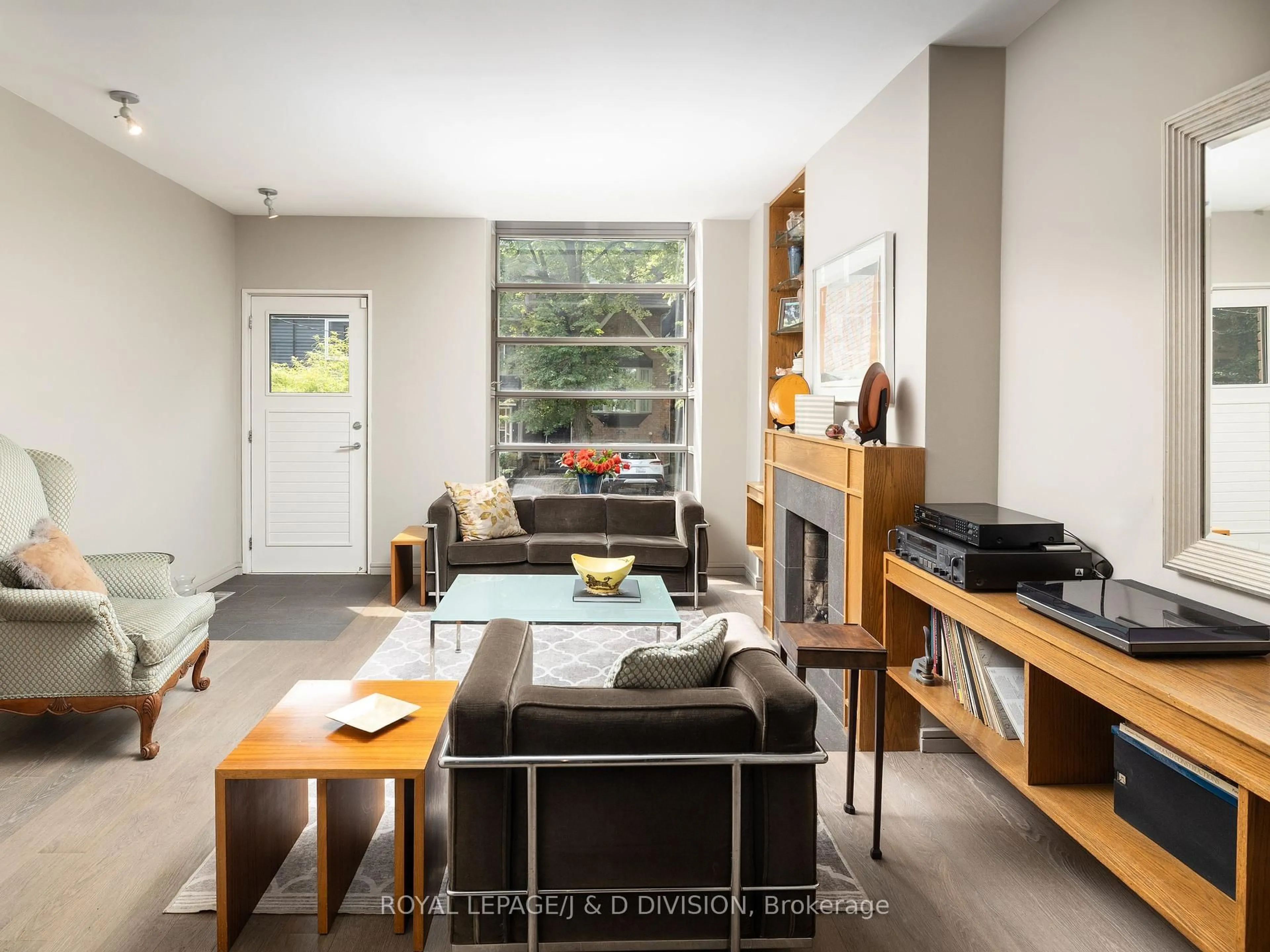 Living room with furniture, unknown for 52 Balmoral Ave, Toronto Ontario M4V 1J4