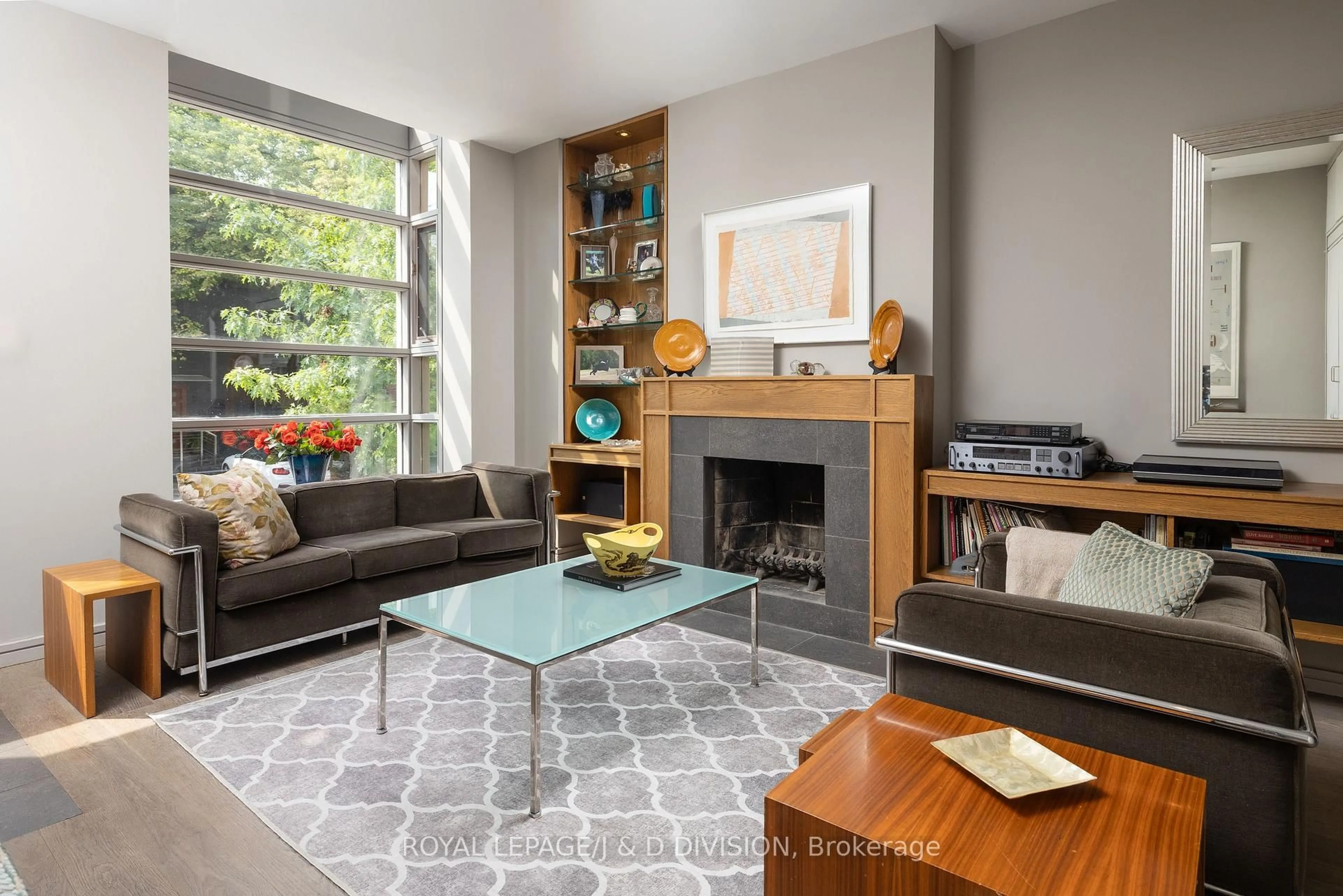 Living room with furniture, unknown for 52 Balmoral Ave, Toronto Ontario M4V 1J4