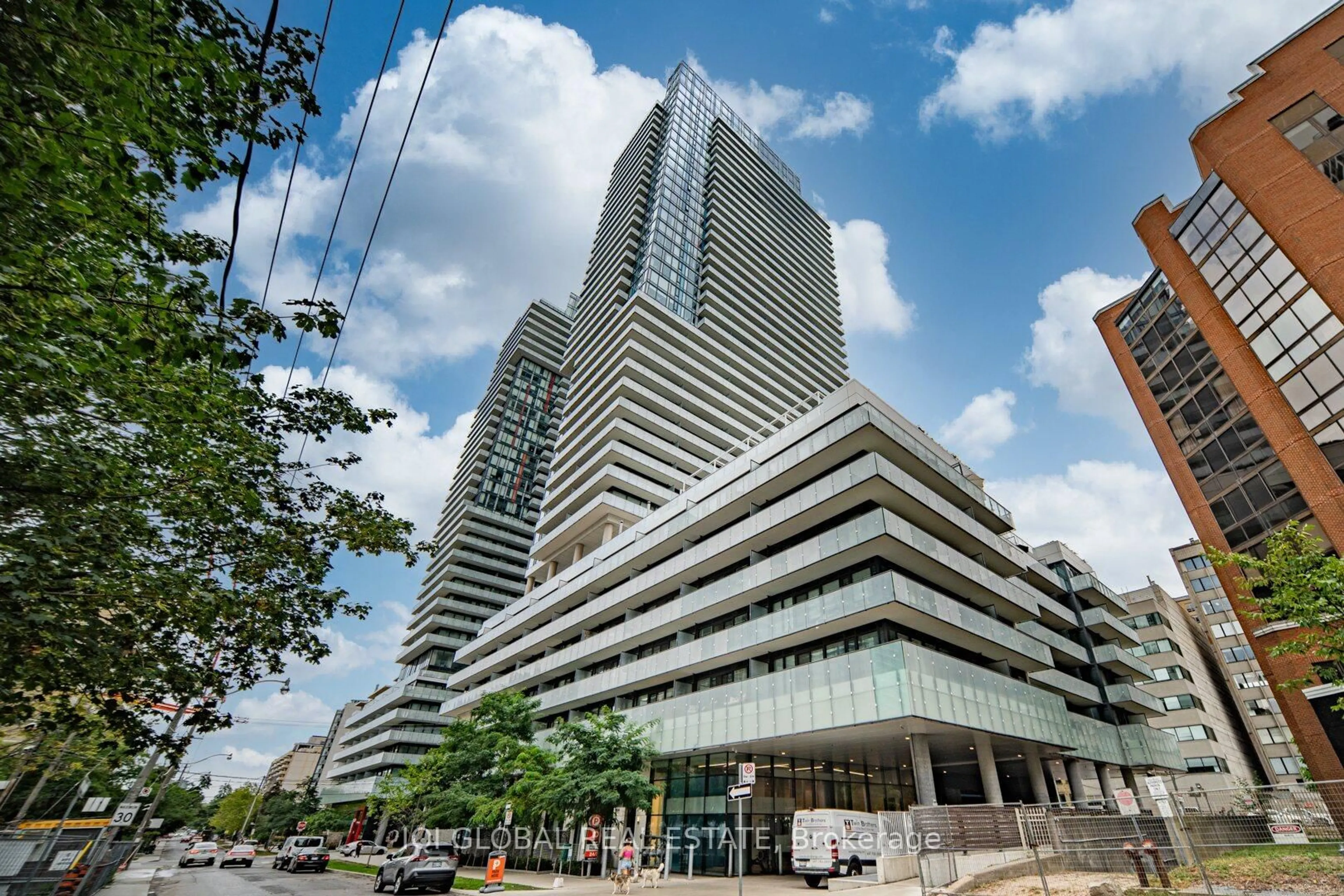 Indoor foyer for 161 Roehampton Ave #2505, Toronto Ontario M4P 0C8