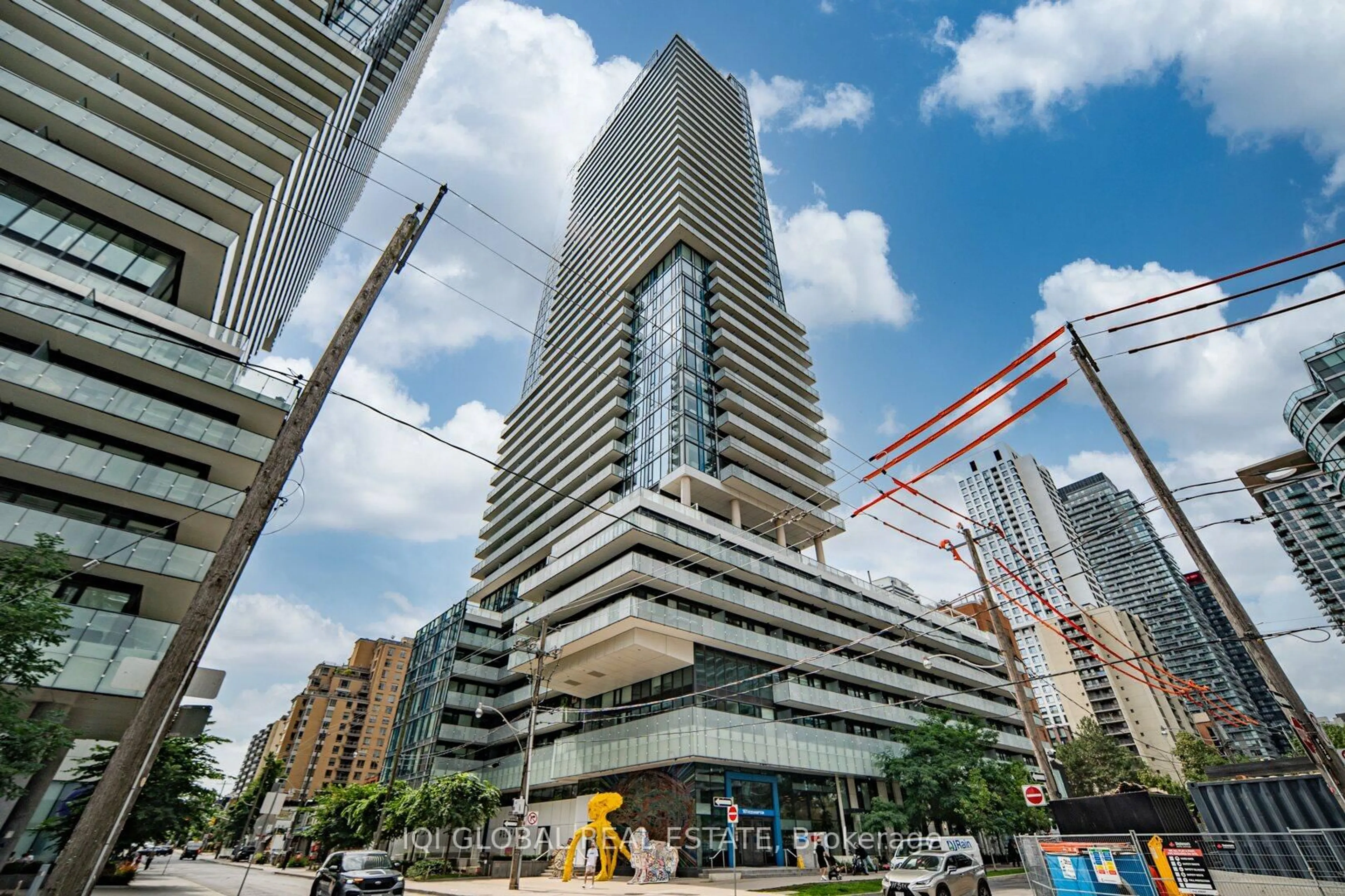 Indoor foyer for 161 Roehampton Ave #2505, Toronto Ontario M4P 0C8