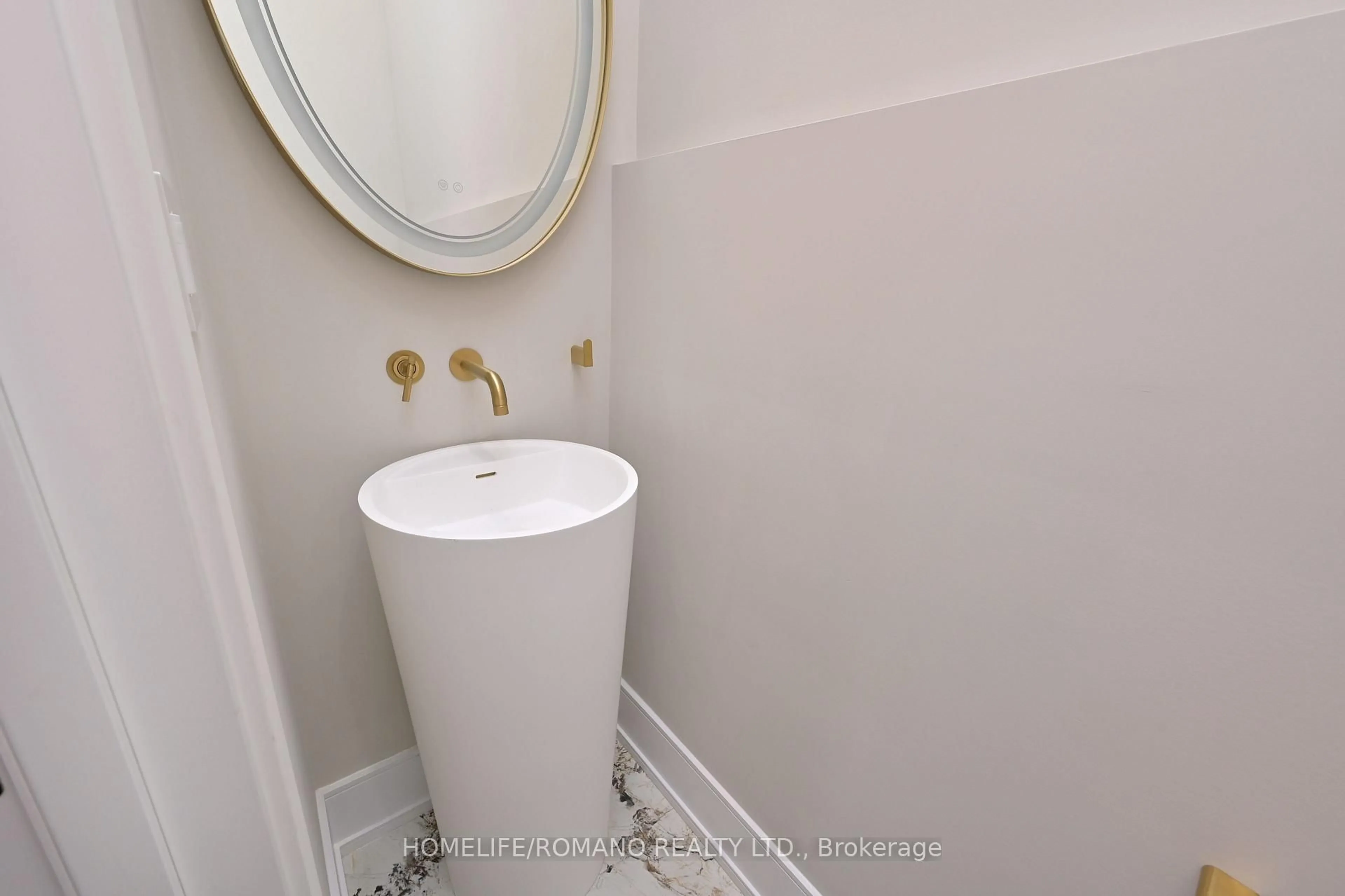 Standard bathroom, ceramic/tile floor for 19 King High Ave, Toronto Ontario M3H 3A8