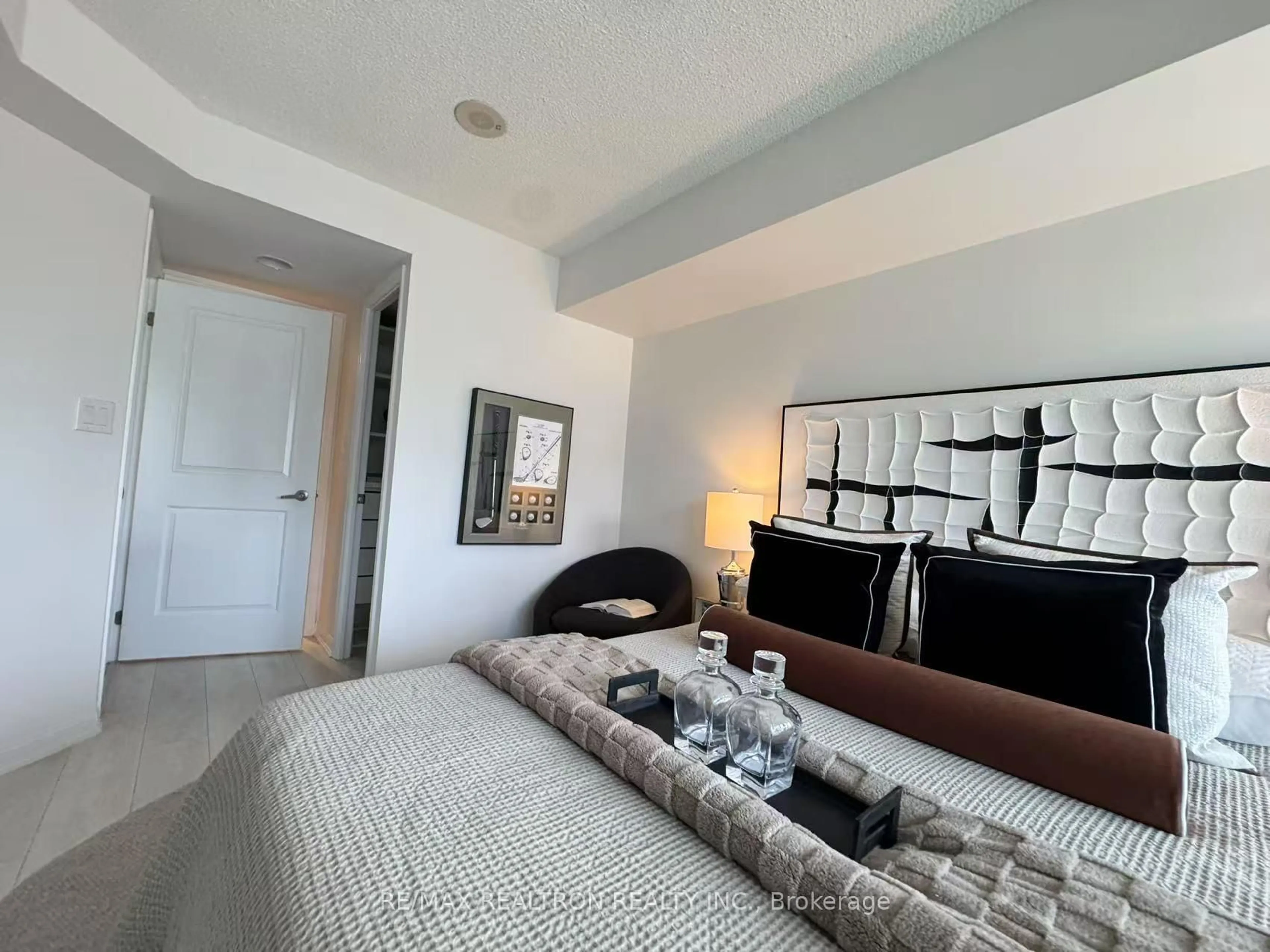 A pic of a room for 400 Adelaide St #1909, Toronto Ontario M5A 4S3
