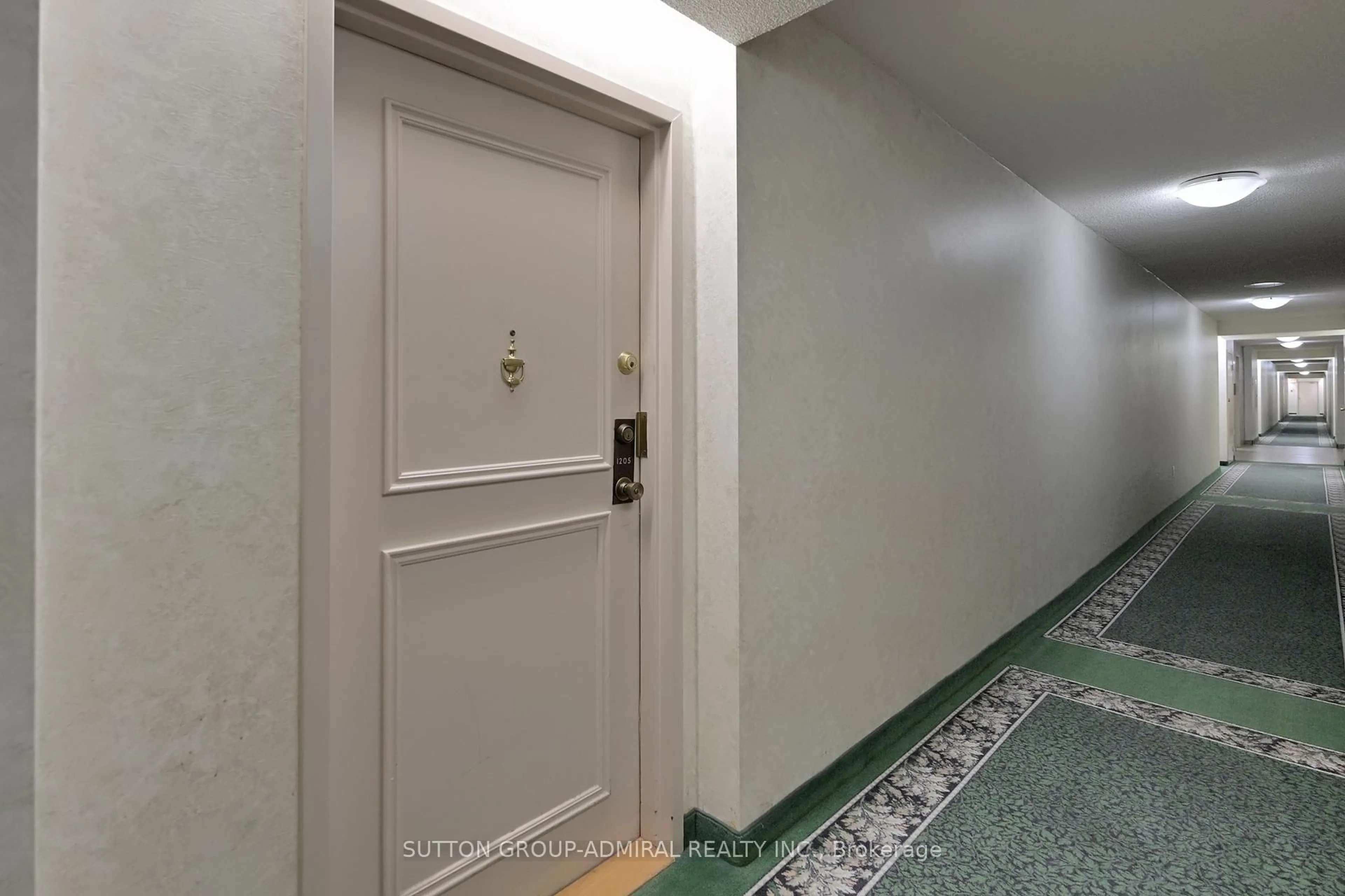Indoor foyer for 205 Hilda Ave #1205, Toronto Ontario M2M 4B1