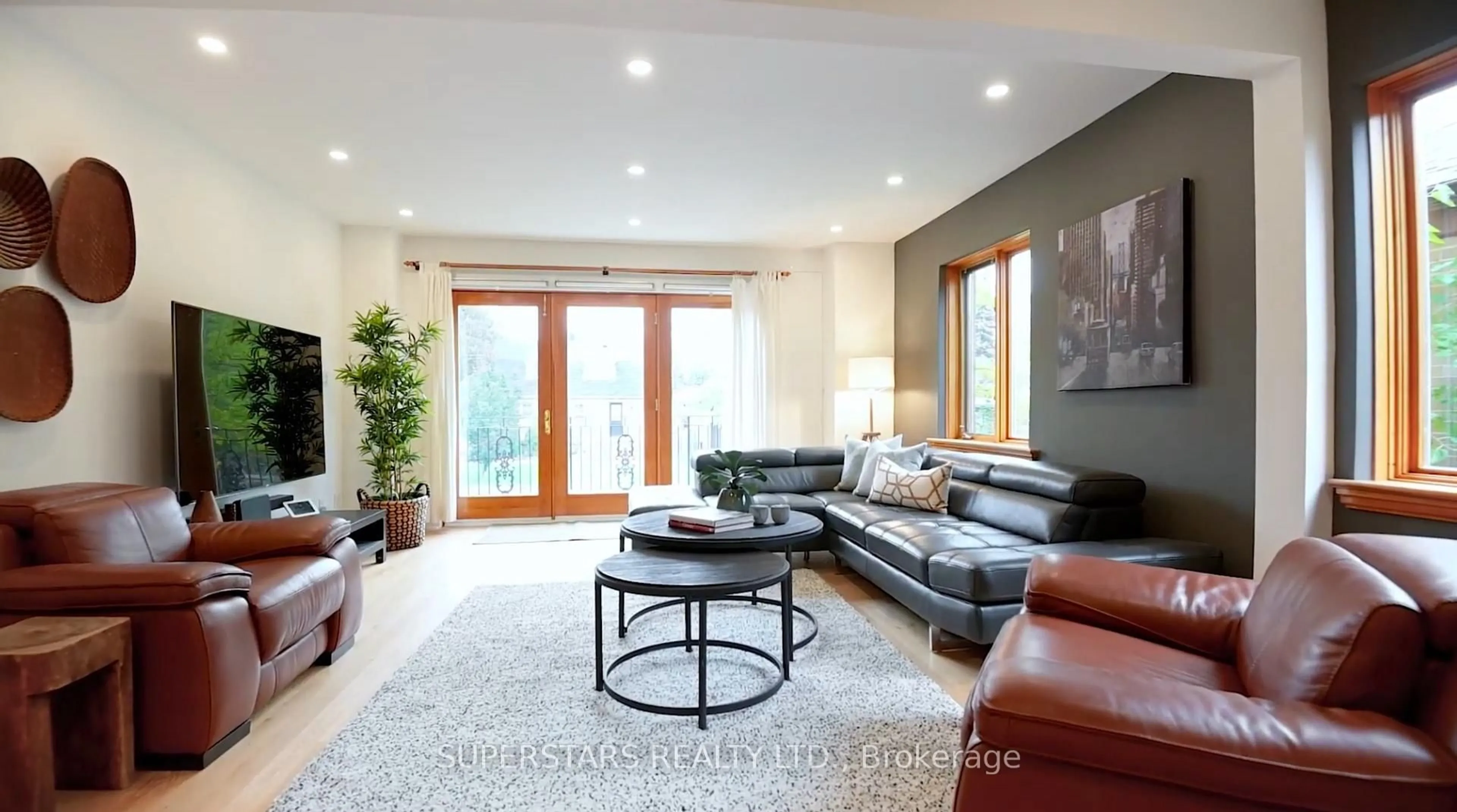 Living room with furniture, unknown for 51 Abitibi Ave, Toronto Ontario M2M 2V3