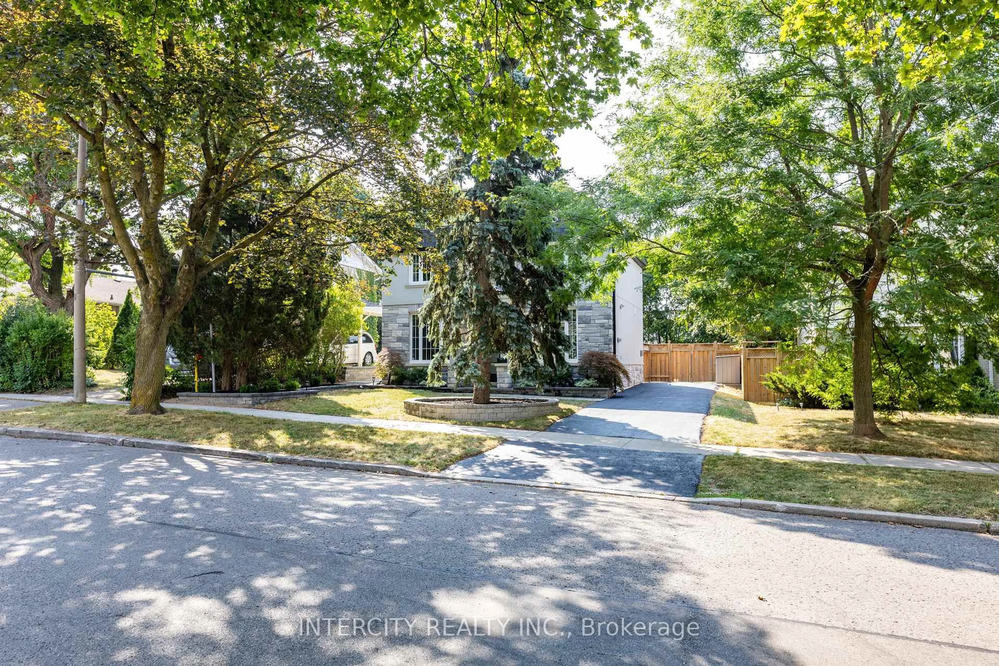 A pic from outside/outdoor area/front of a property/back of a property/a pic from drone, street for 19 Marowyne Dr, Toronto Ontario M2J 2A2