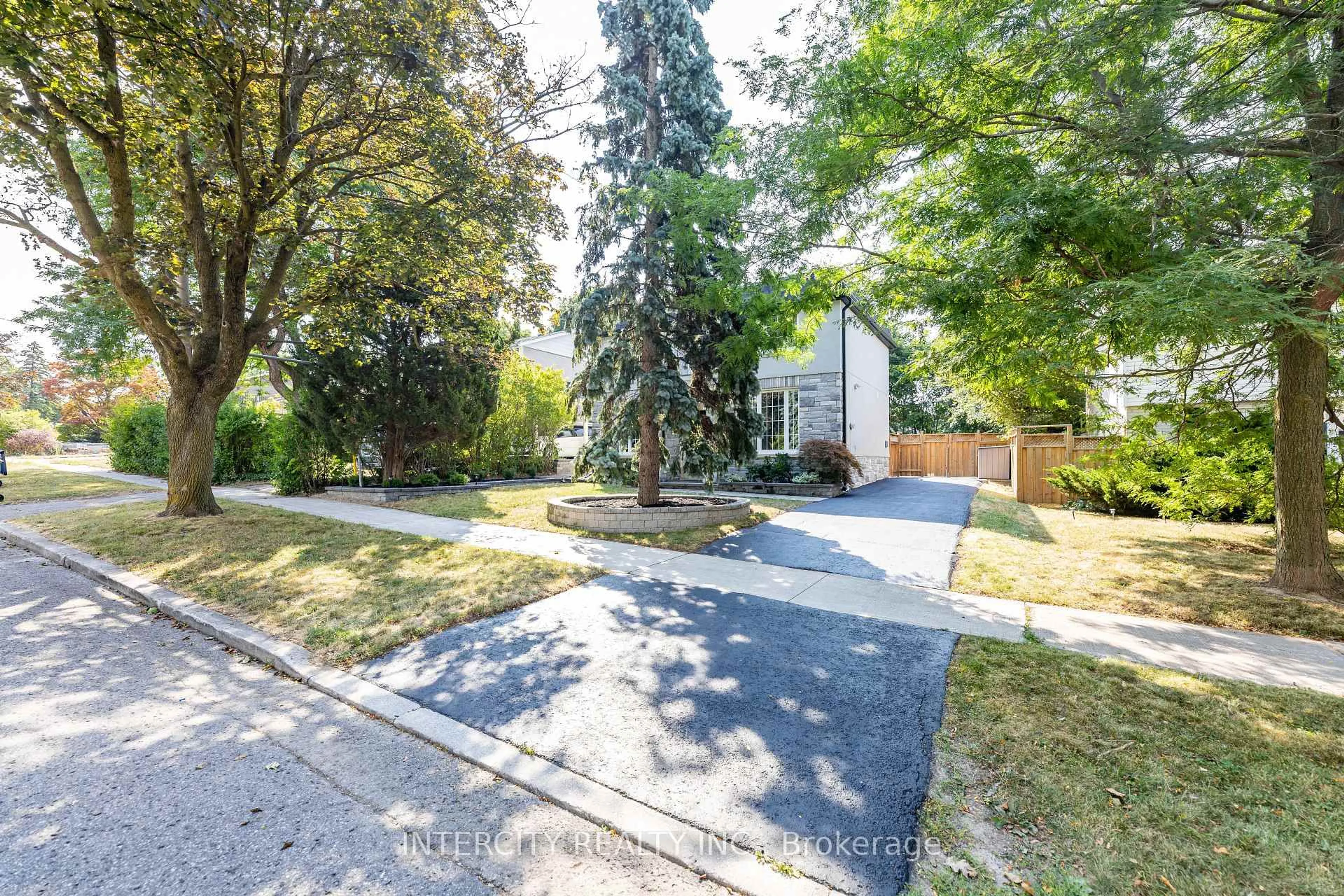 A pic from outside/outdoor area/front of a property/back of a property/a pic from drone, street for 19 Marowyne Dr, Toronto Ontario M2J 2A2