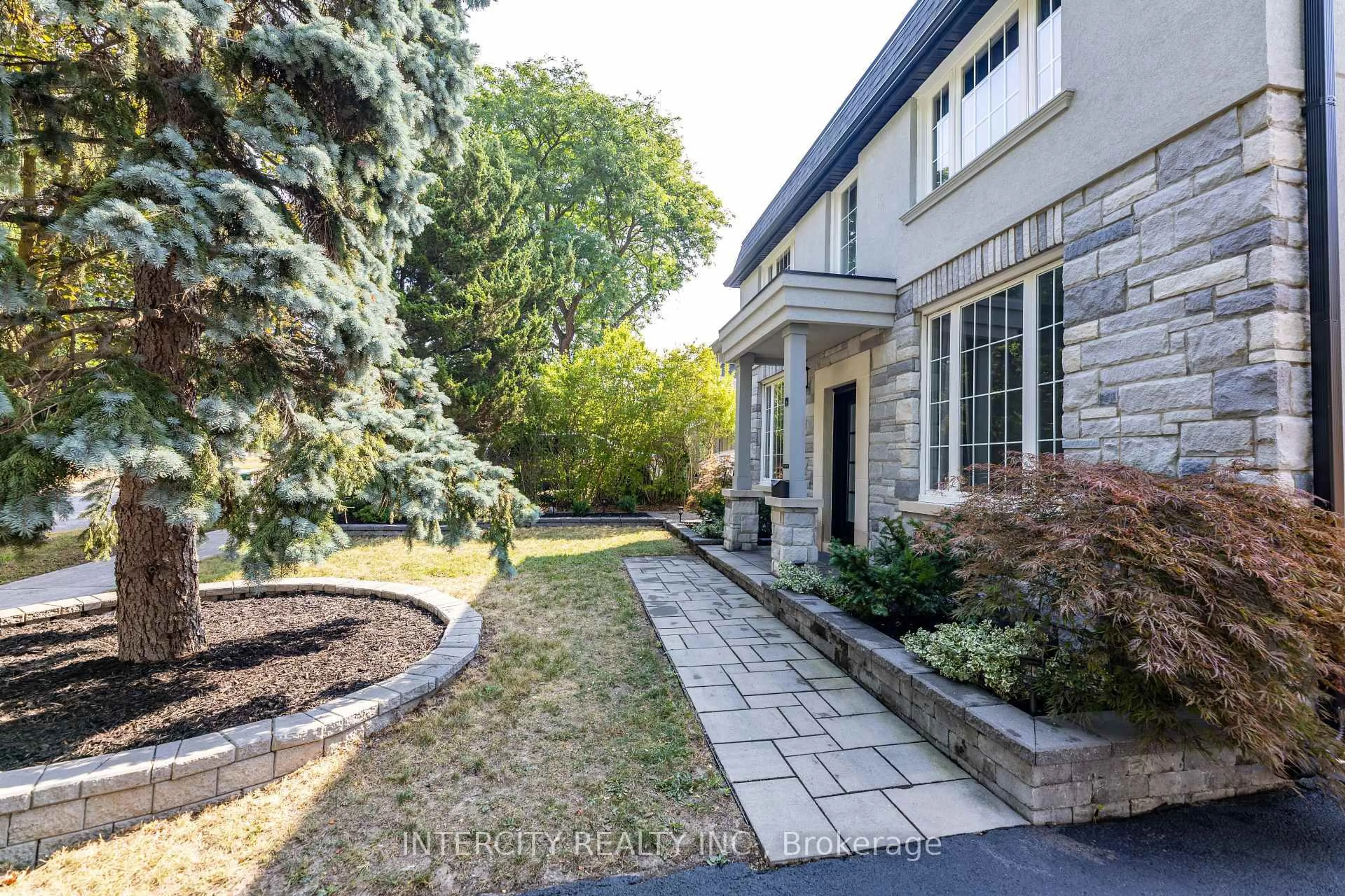 Patio, street for 19 Marowyne Dr, Toronto Ontario M2J 2A2