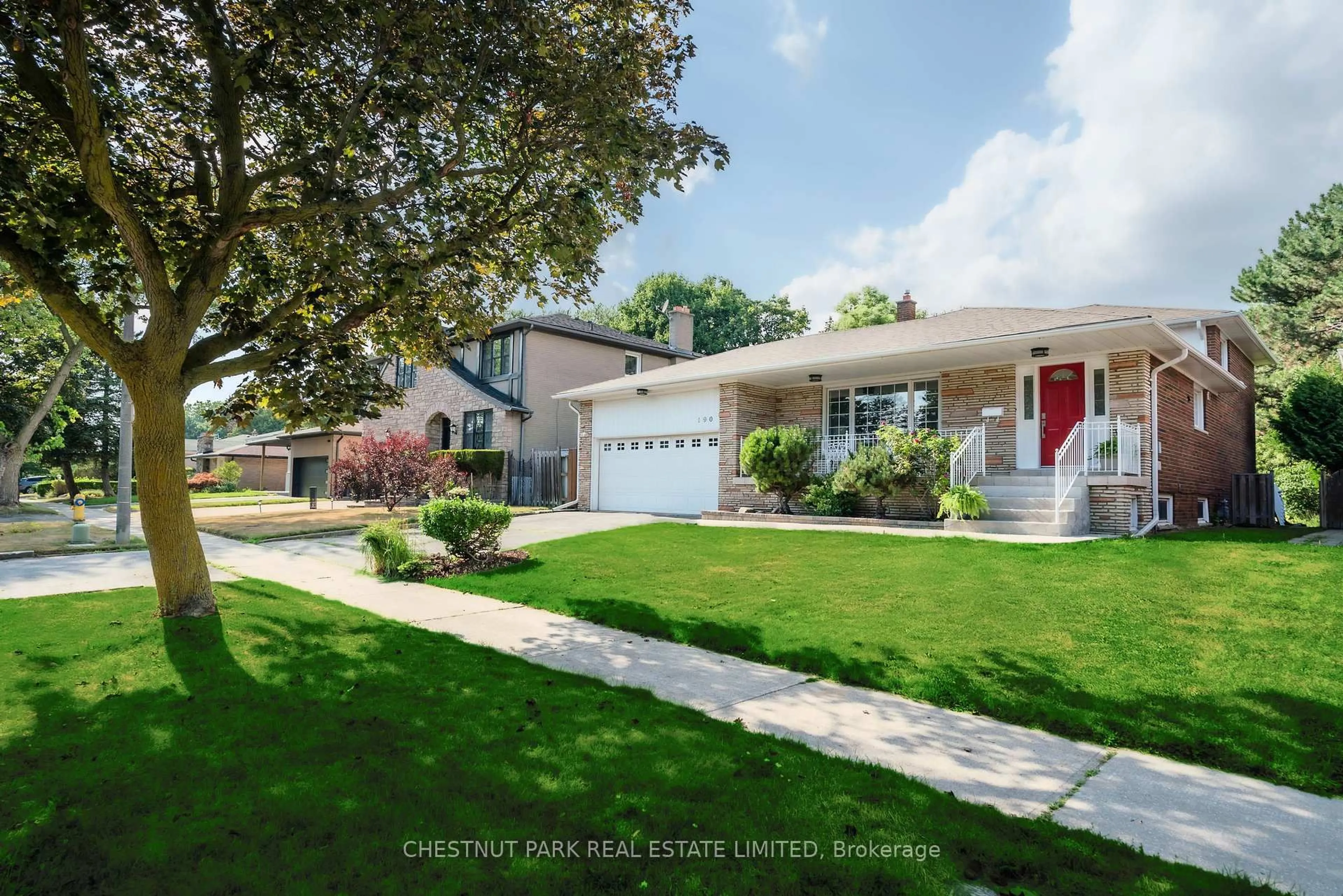 A pic from outside/outdoor area/front of a property/back of a property/a pic from drone, street for 190 Cassandra Blvd, Toronto Ontario M3A 1T3