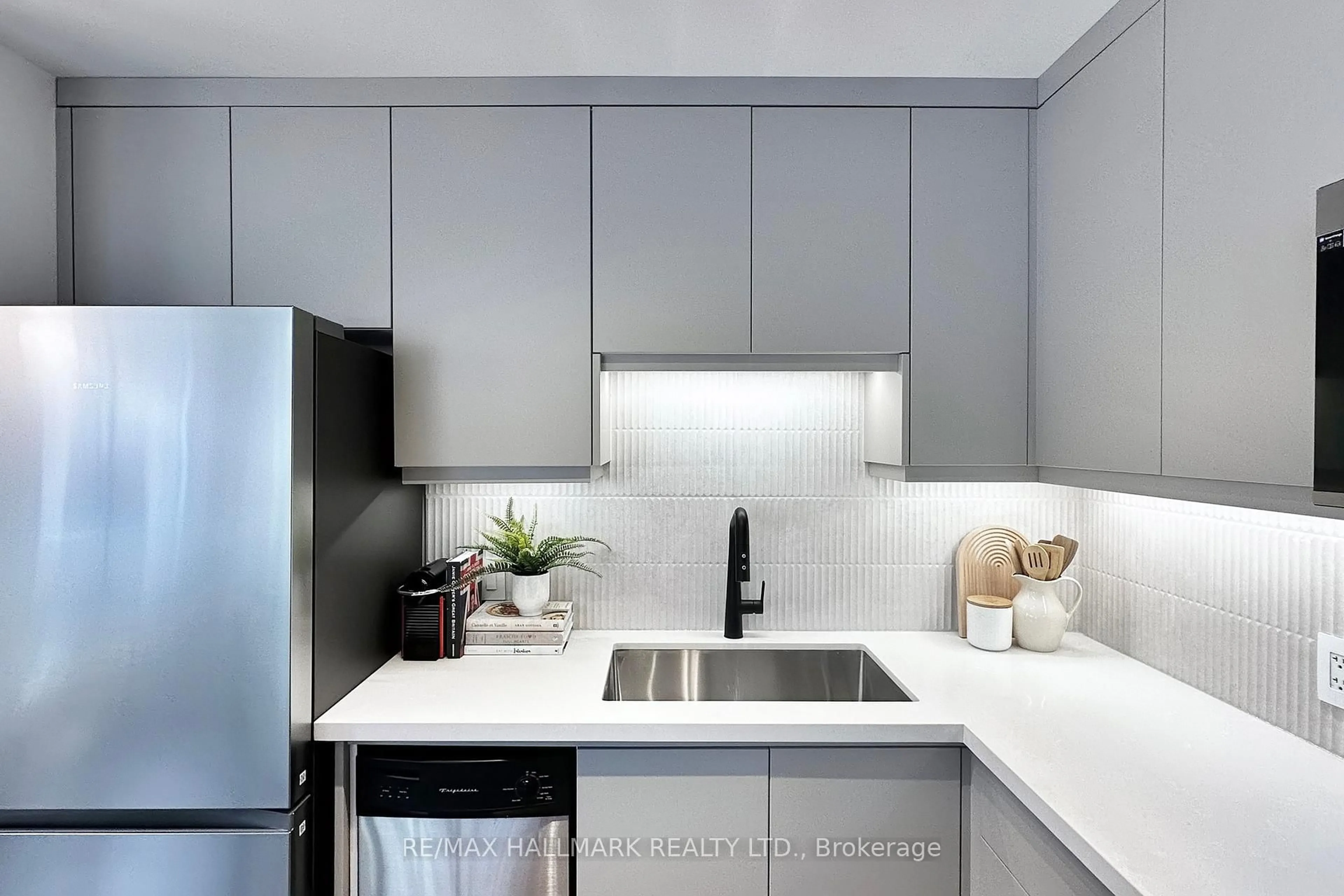 Contemporary kitchen, unknown for 10 Wellesley Pl #206, Toronto Ontario M4Y 1B1