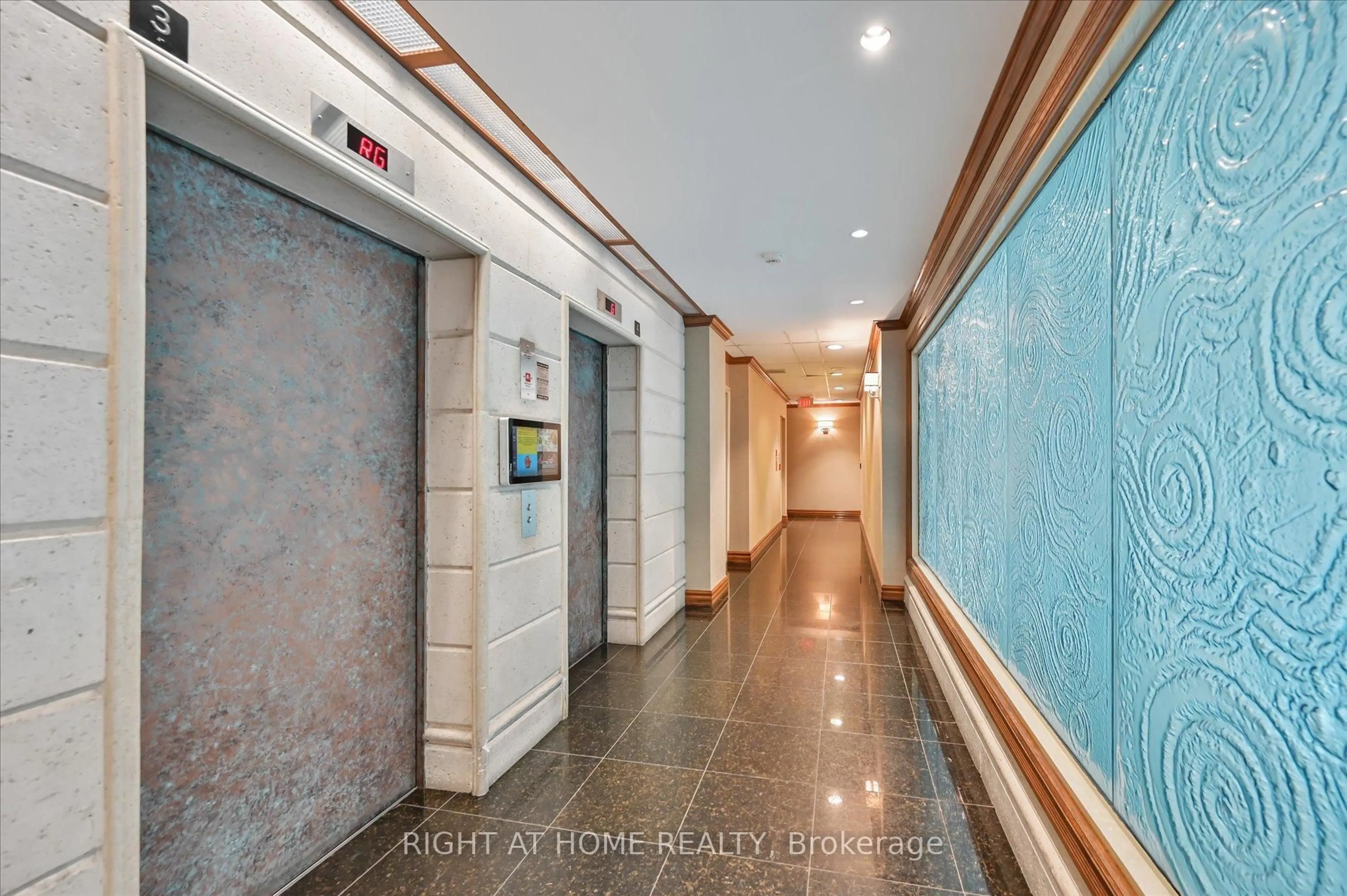 Indoor foyer for 23 Lorraine Dr #1118, Toronto Ontario M2N 6Z6