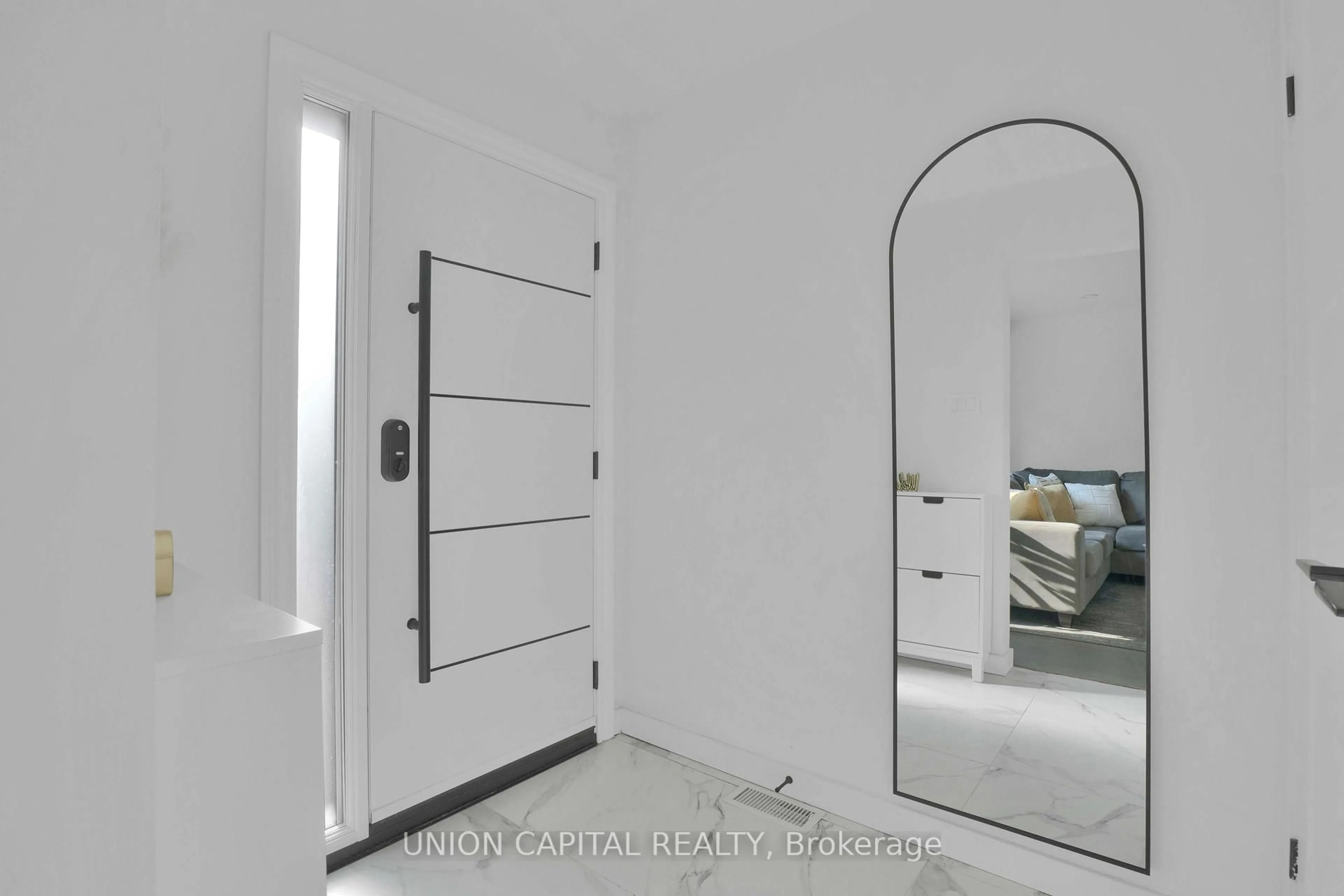 Indoor entryway for 378 Hollyberry Tr, Toronto Ontario M2H 2P6