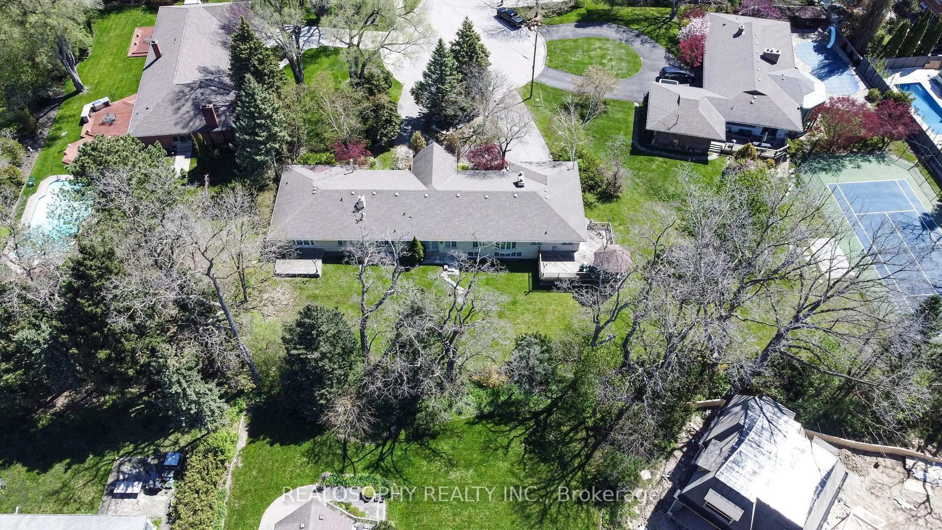 A pic from outside/outdoor area/front of a property/back of a property/a pic from drone, street for 7 Purling Pl, Toronto Ontario M3B 1V4