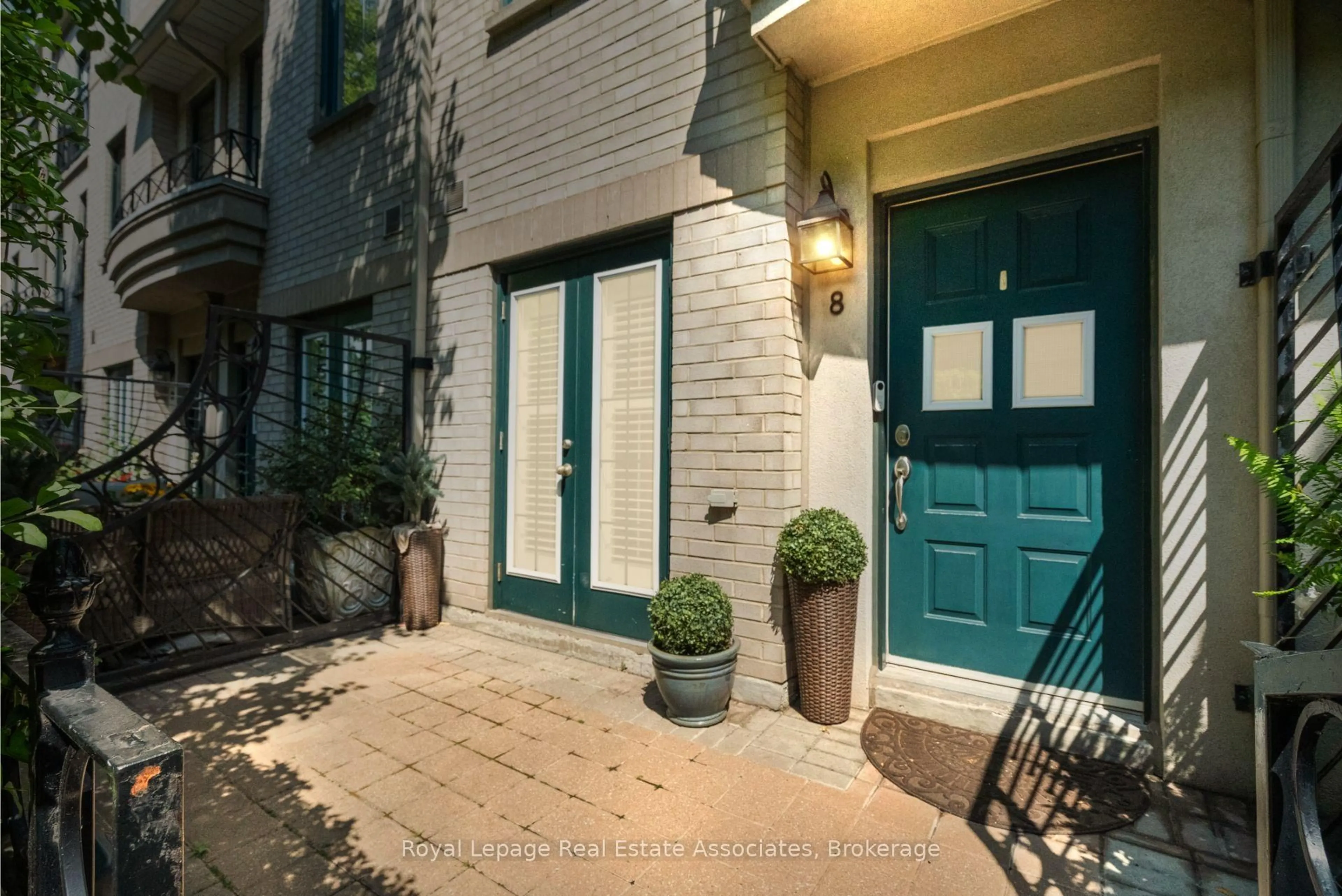 Indoor entryway for 1 Baxter St #8, Toronto Ontario M4W 3W1