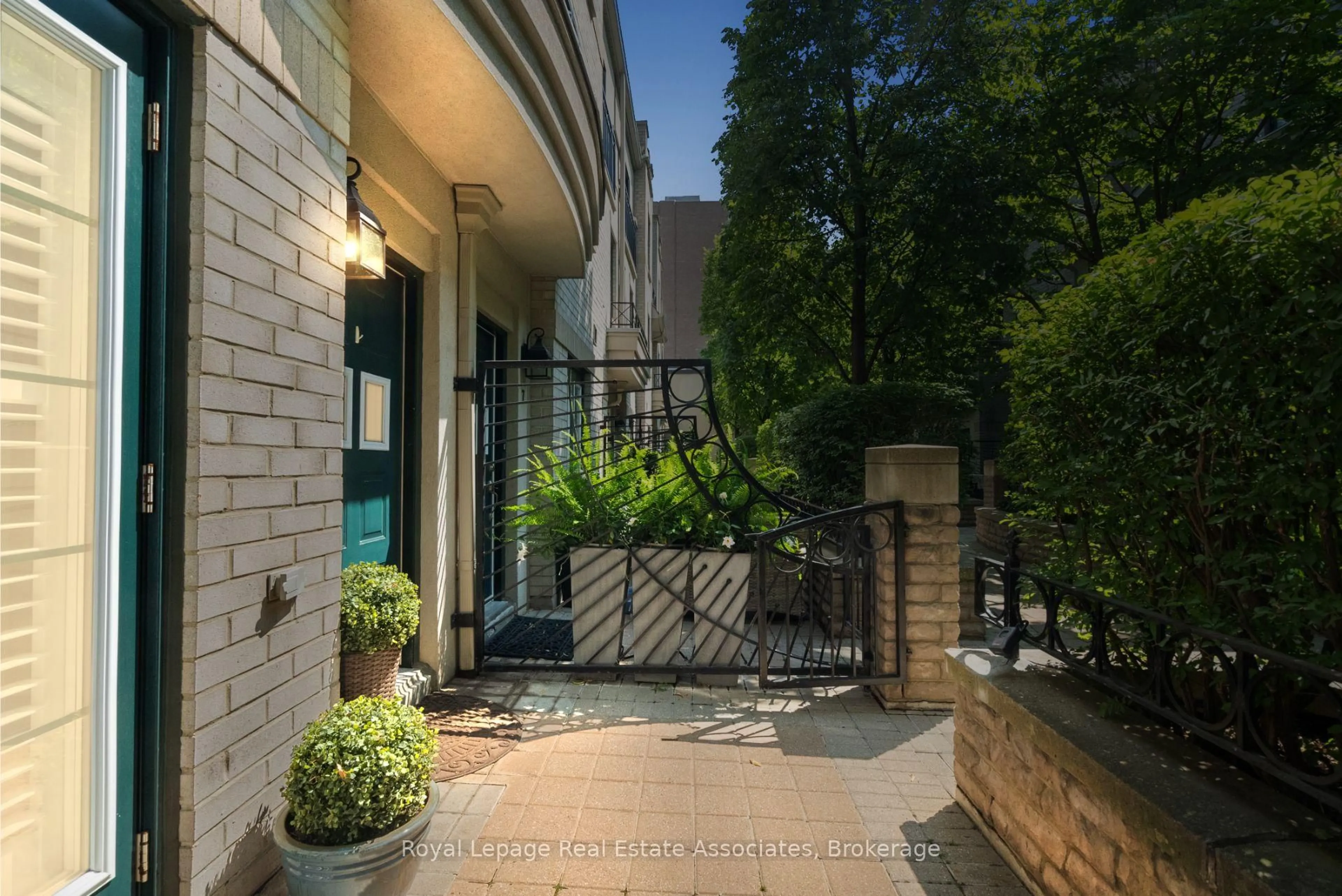 Patio, street for 1 Baxter St #8, Toronto Ontario M4W 3W1