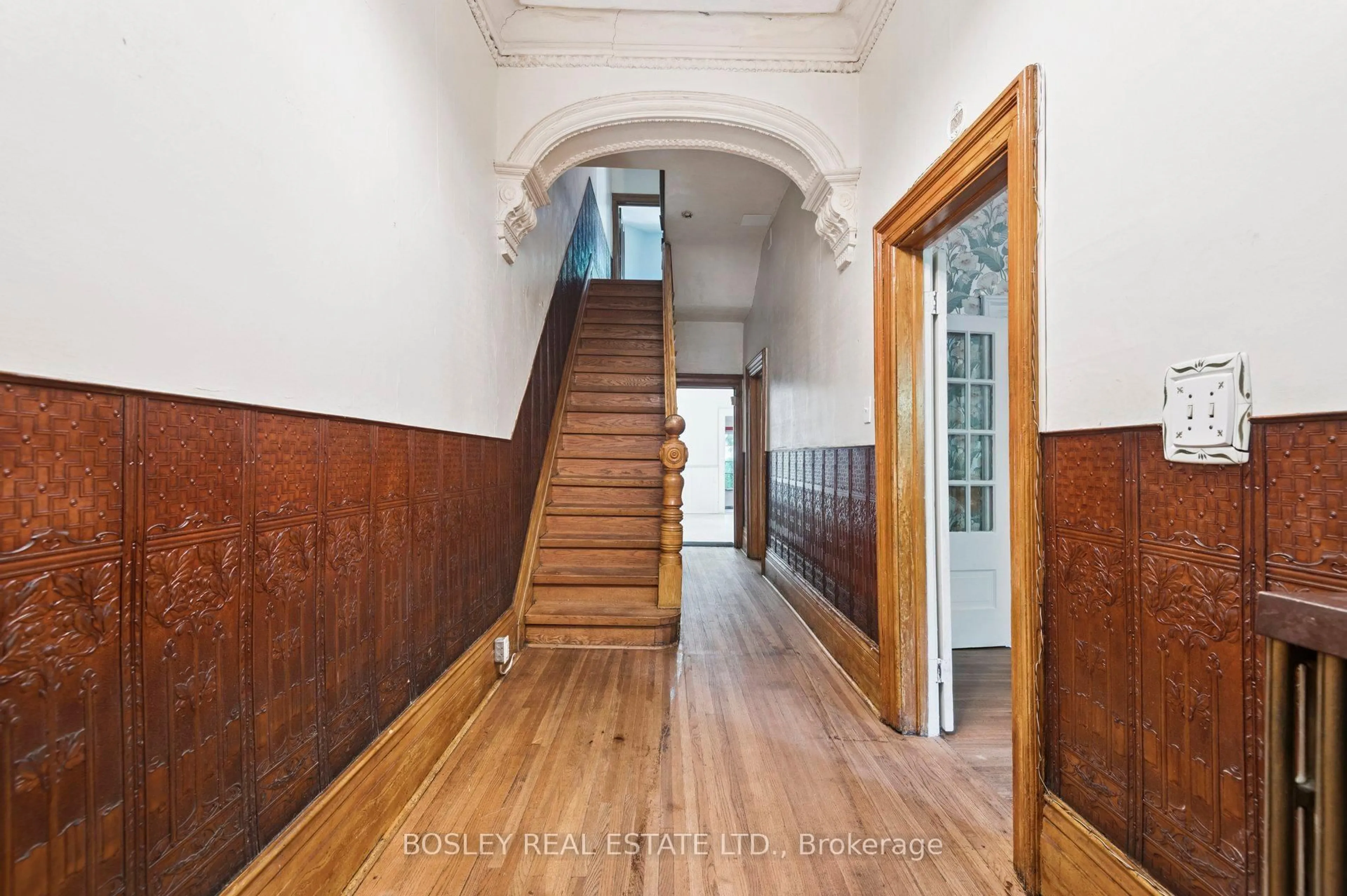 Indoor foyer for 17 Beaconsfield Ave, Toronto Ontario M6J 3J1