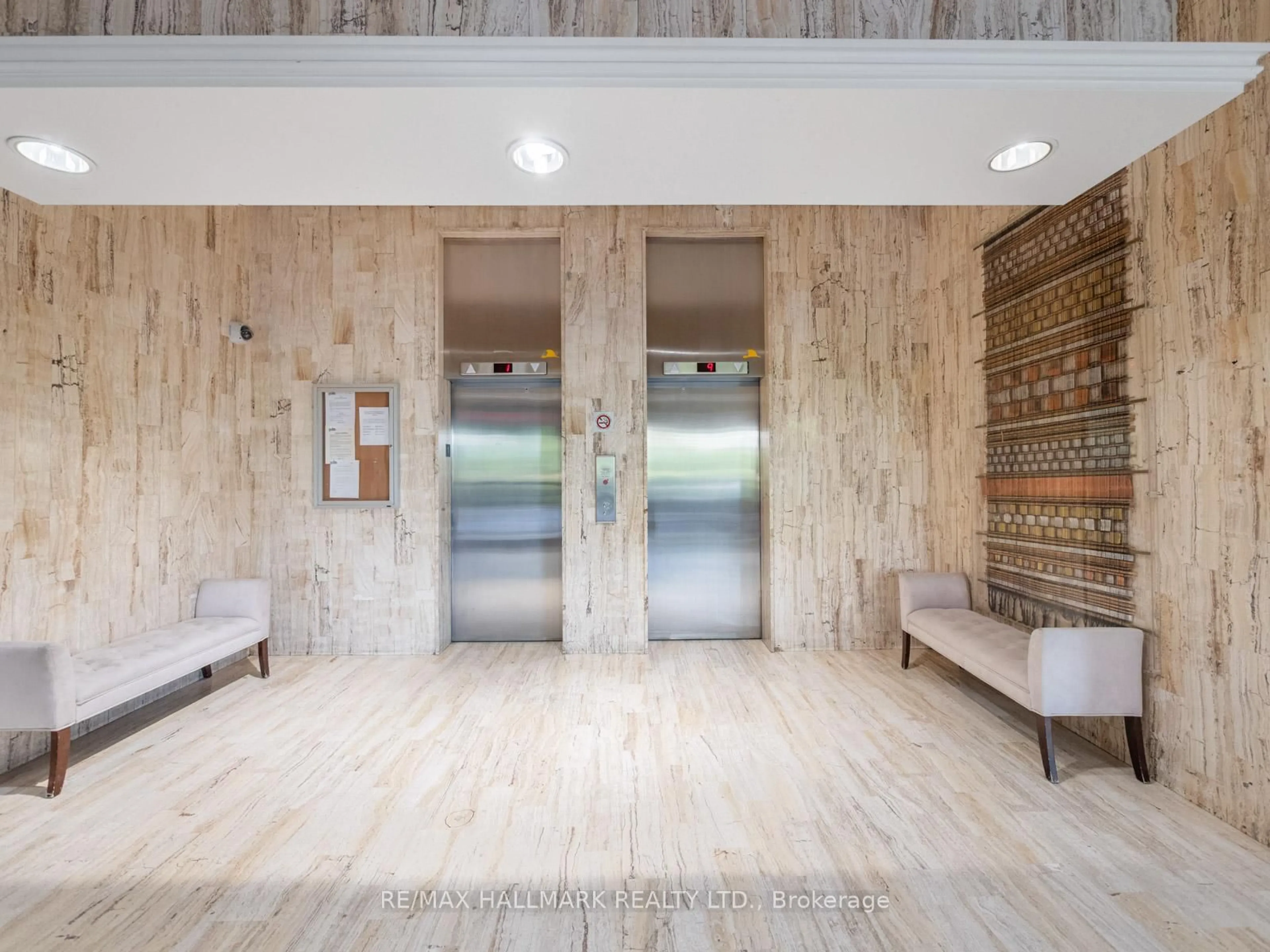 Indoor foyer for 115 Antibes Dr #206, Toronto Ontario M2R 2Y9