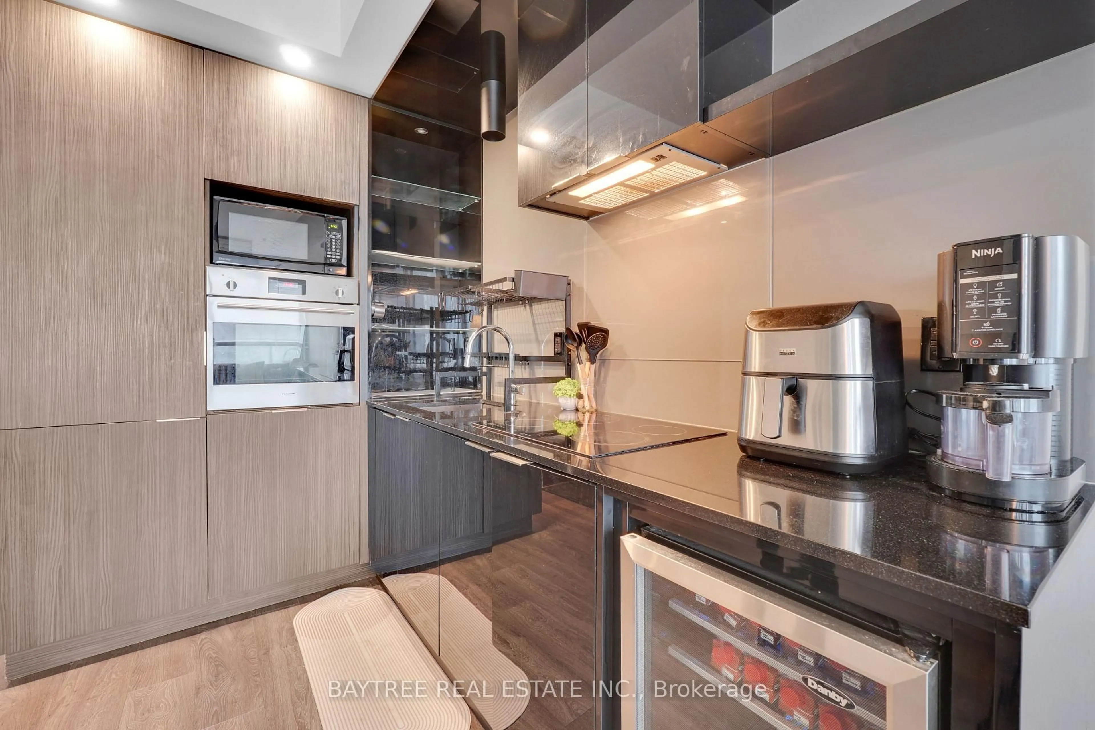Contemporary kitchen, unknown for 70 Temperance St #2610, Toronto Ontario M5H 0B1