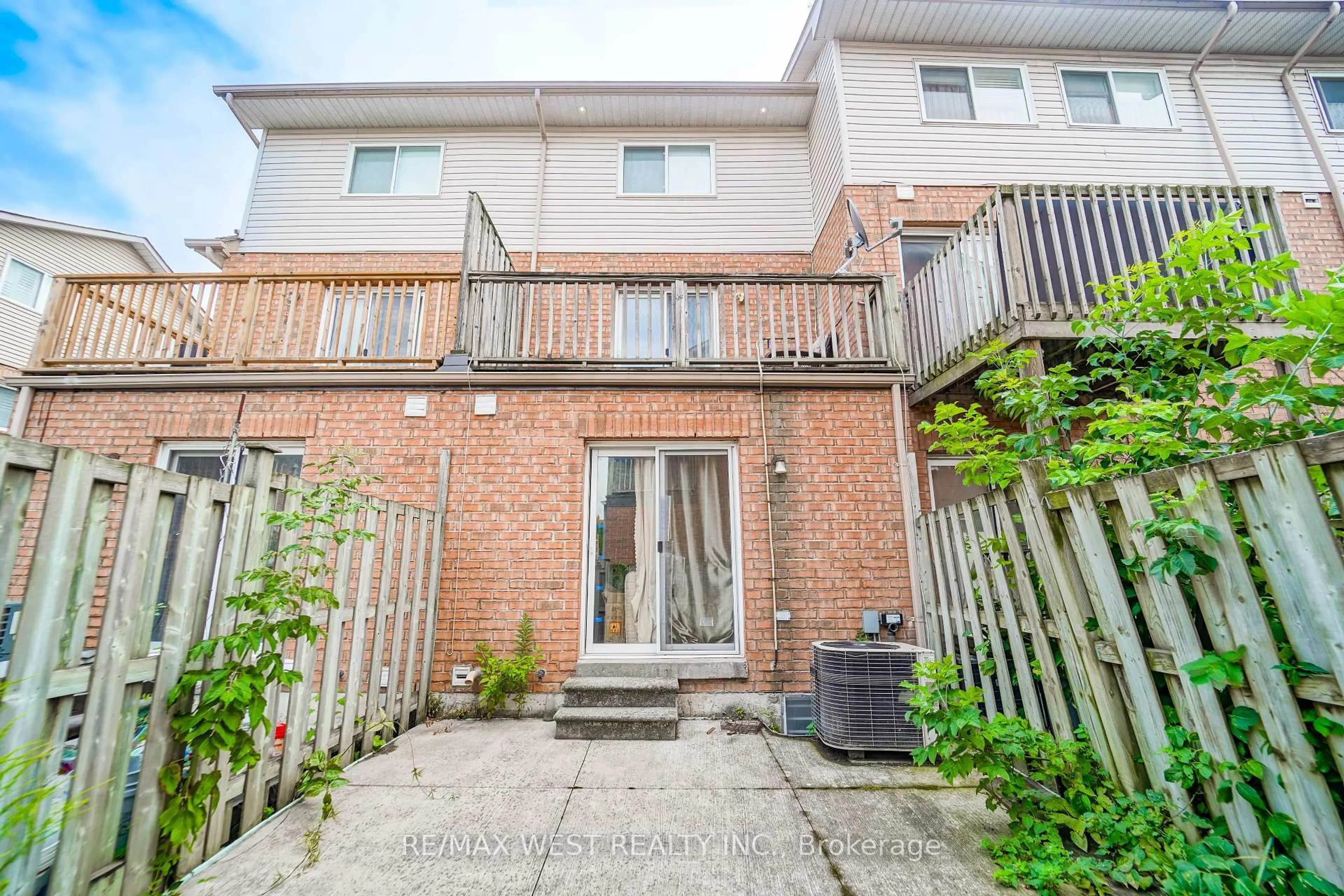 Patio, street for 99 Sufi Cres, Toronto Ontario M4A 2X2