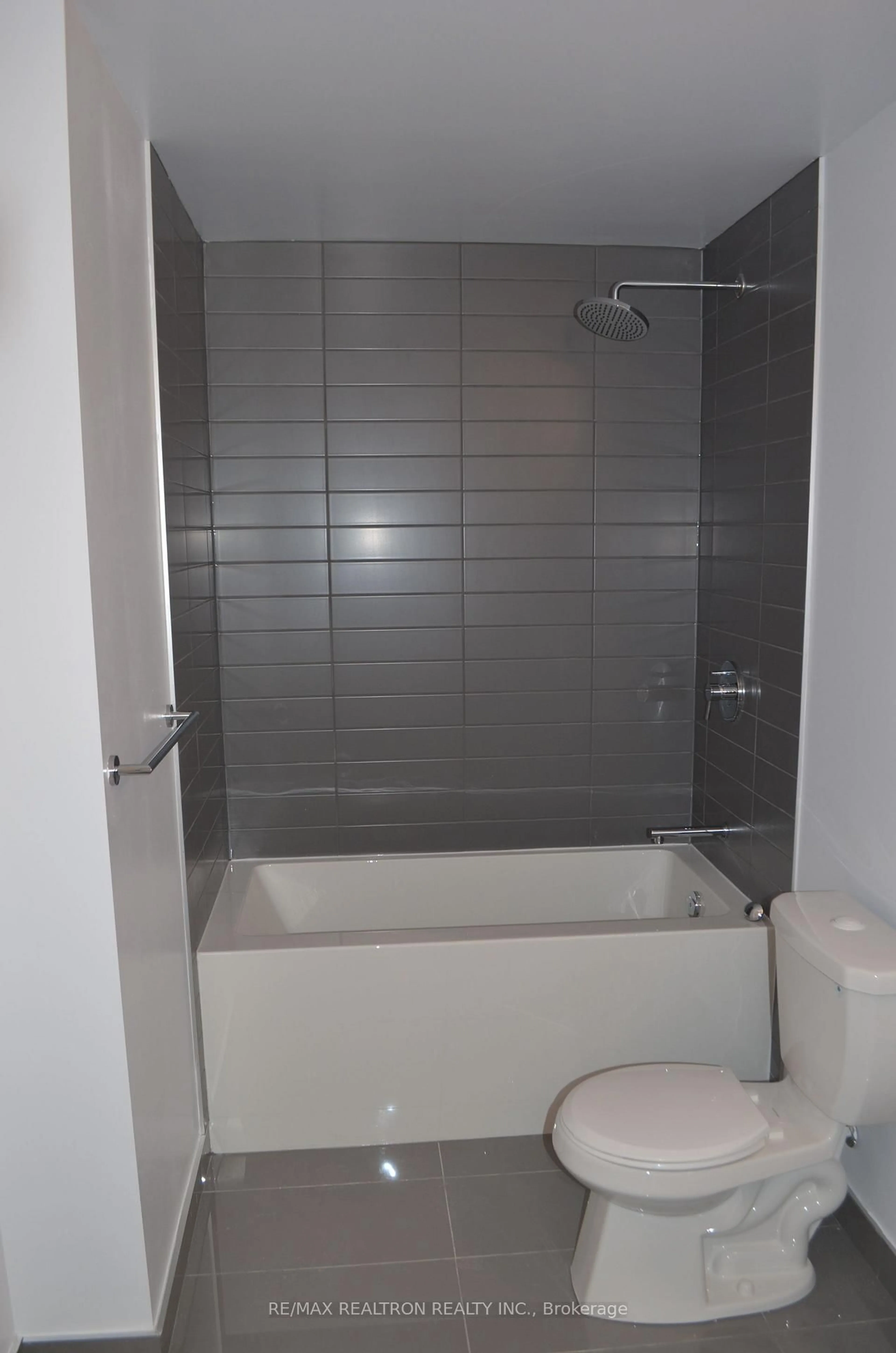 Standard bathroom, ceramic/tile floor for 2221 Yonge St #5404, Toronto Ontario M4S 0B8