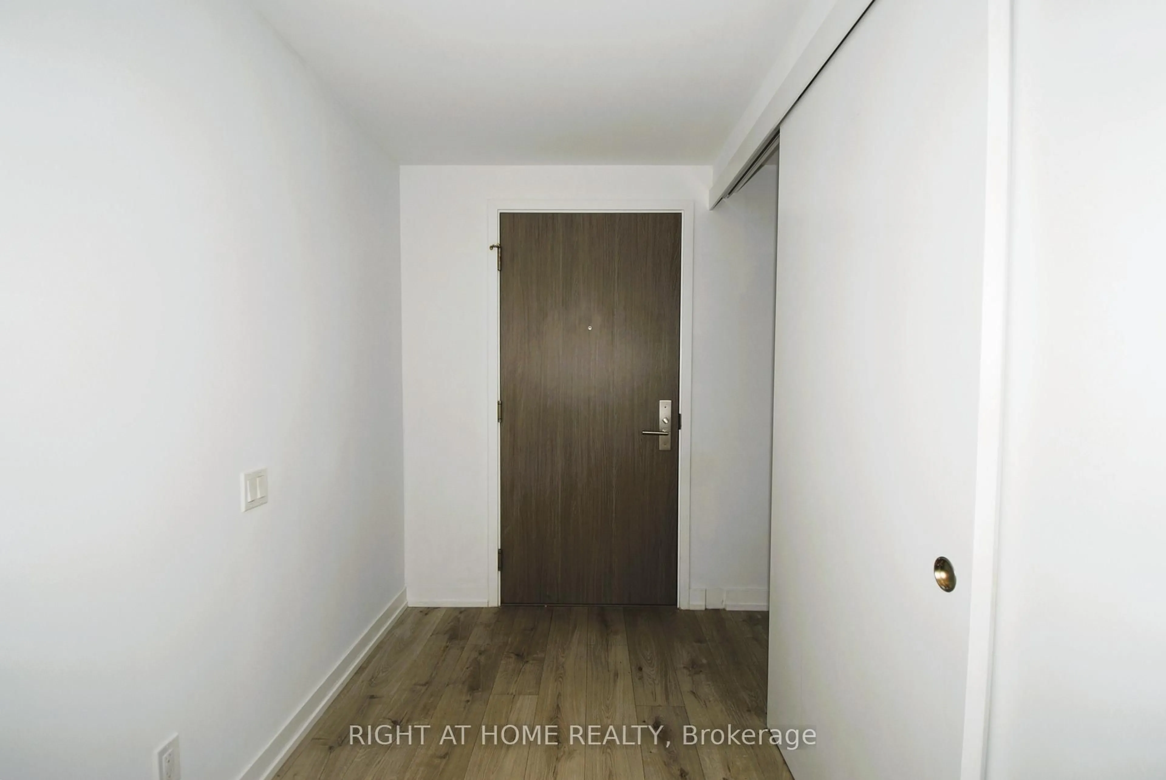 A pic of a room for 161 Roehampton Ave #733, Toronto Ontario M4P 0C8