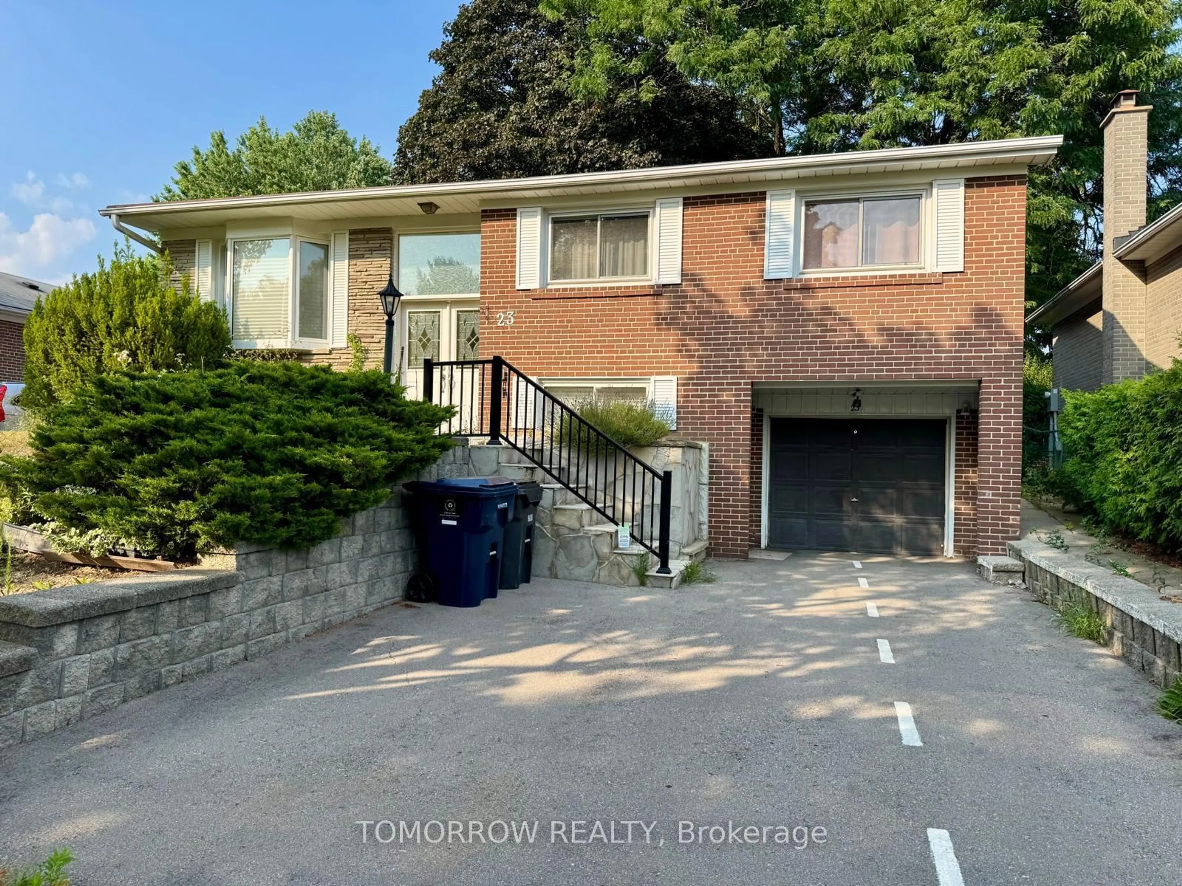 A pic from outside/outdoor area/front of a property/back of a property/a pic from drone, street for 23 Resolution Cres, Toronto Ontario M2H 1N3