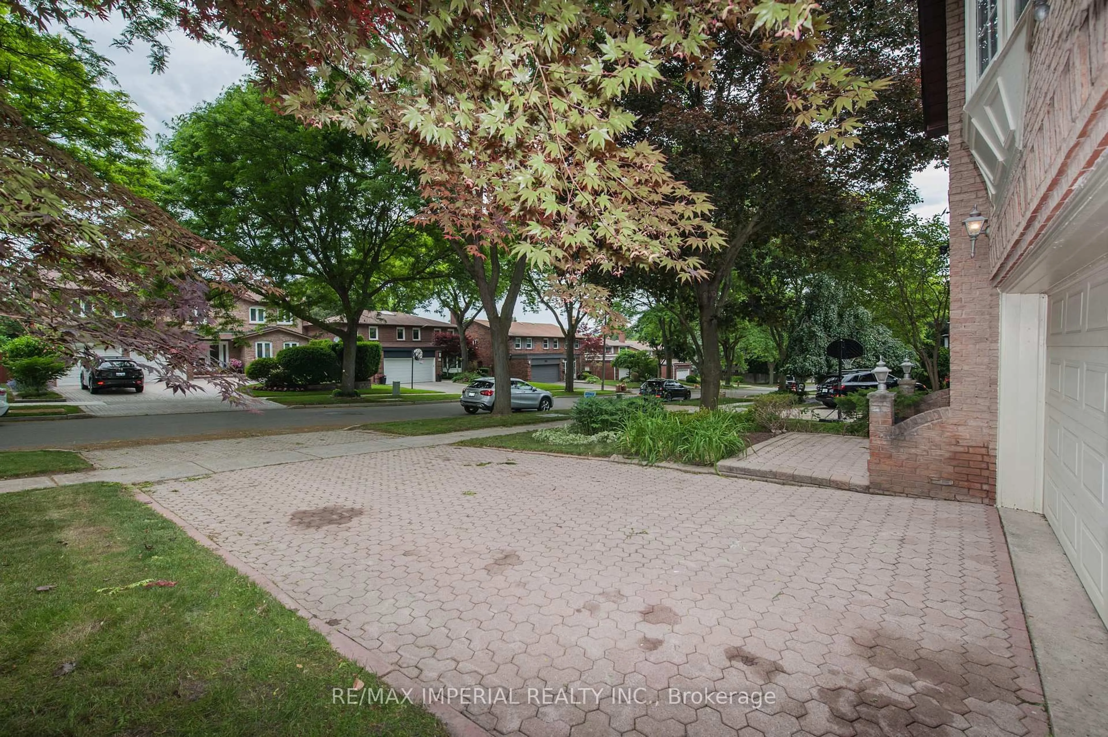 Patio, street for 11 Riderwood Dr, Toronto Ontario M2L 2X4