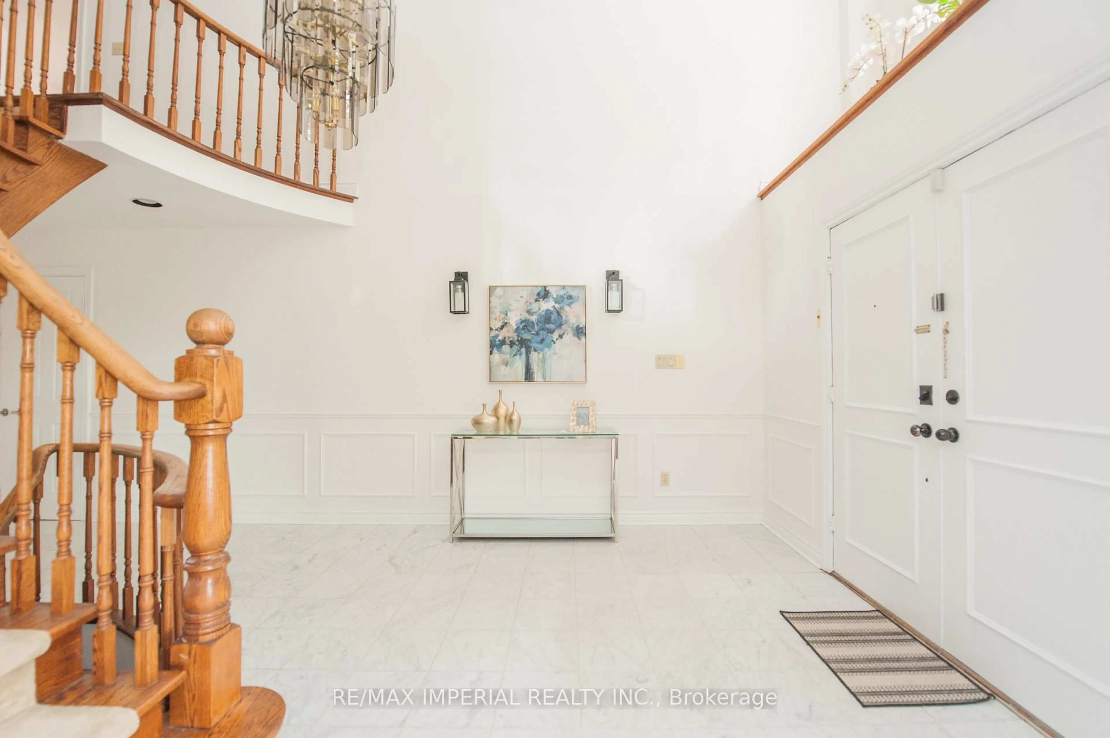 Indoor foyer for 11 Riderwood Dr, Toronto Ontario M2L 2X4