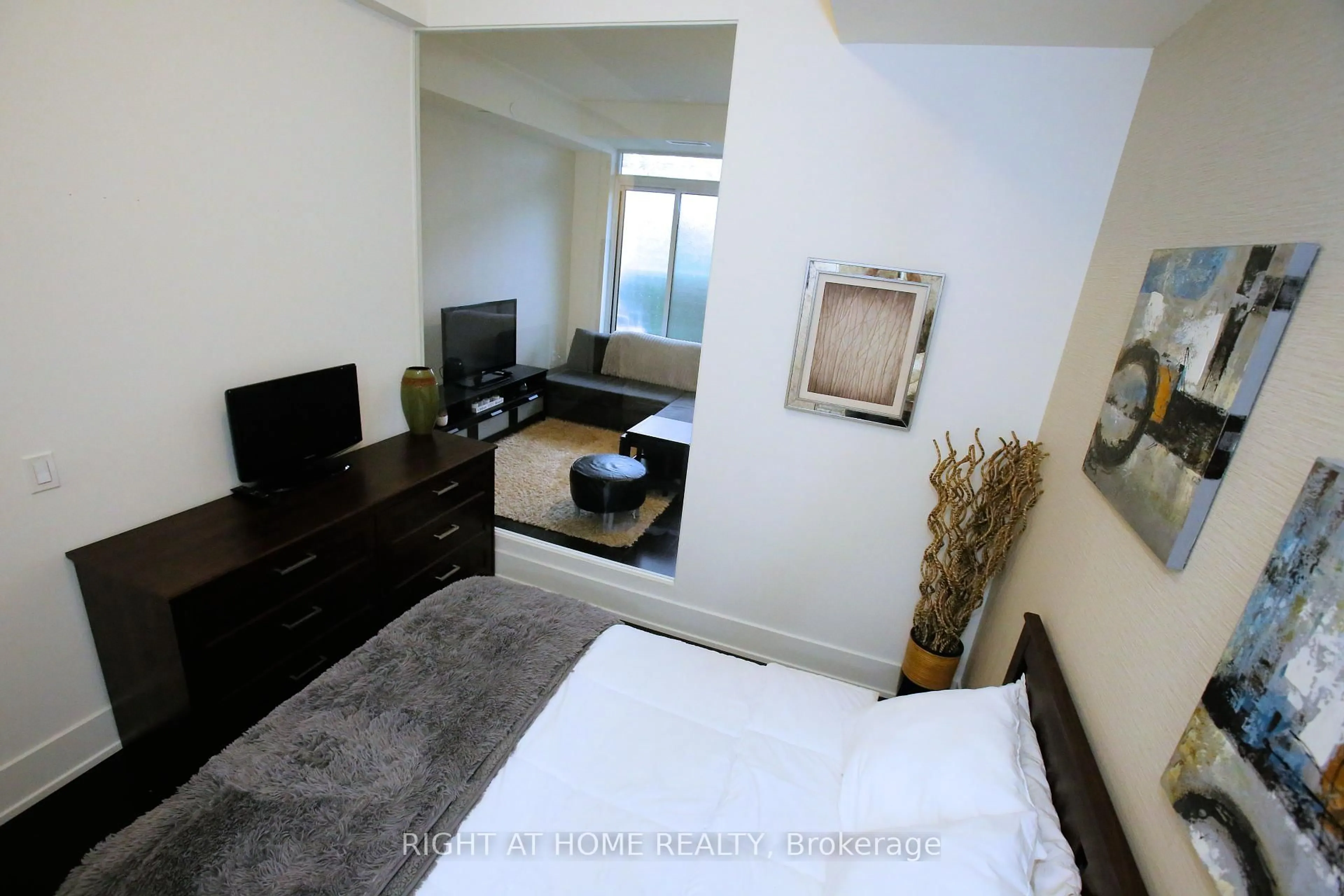 A pic of a room for 330 Richmond St #210, Toronto Ontario M5V 1X2