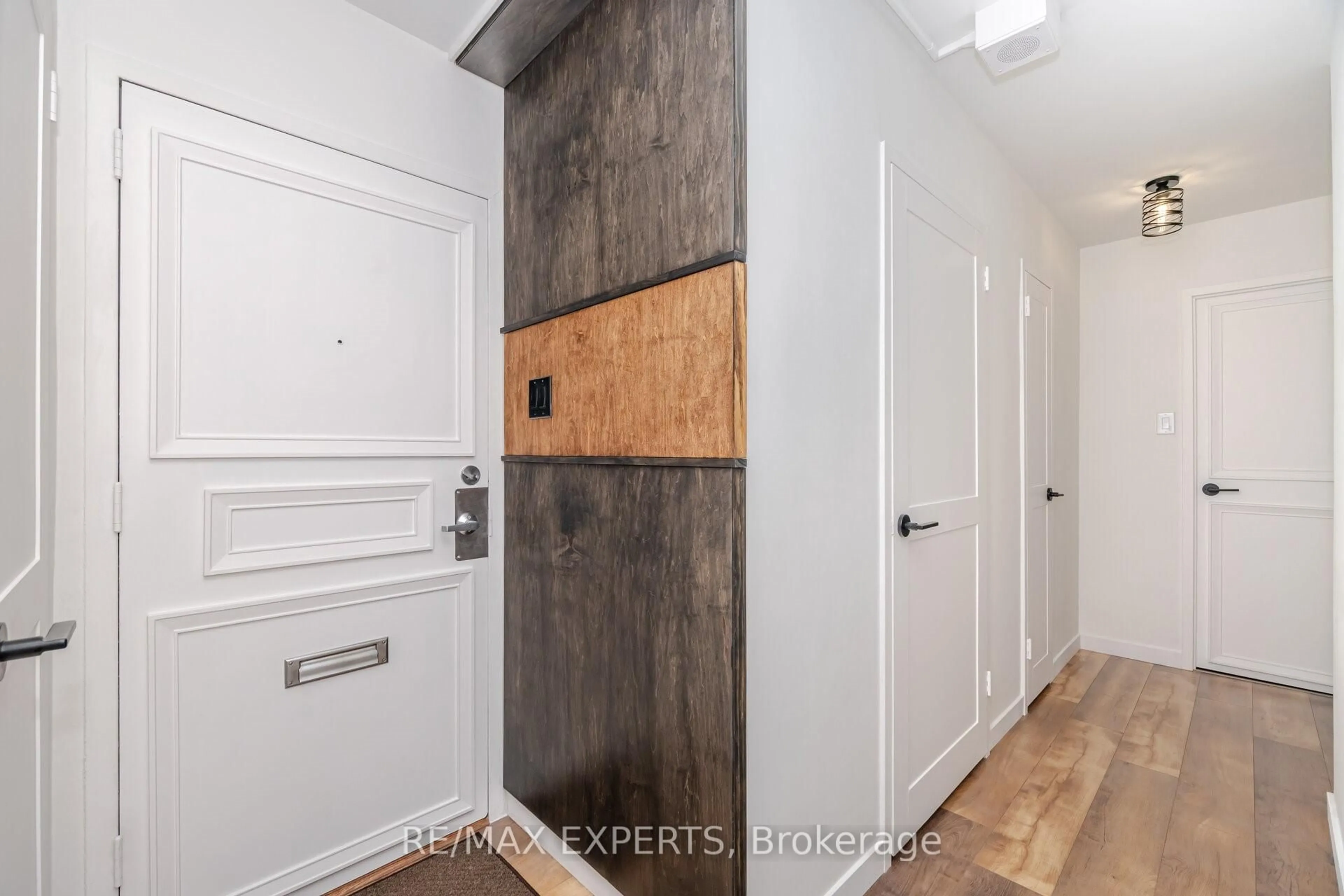 Indoor entryway for 10 Parkway Forest Dr #306, Toronto Ontario M2J 1L3