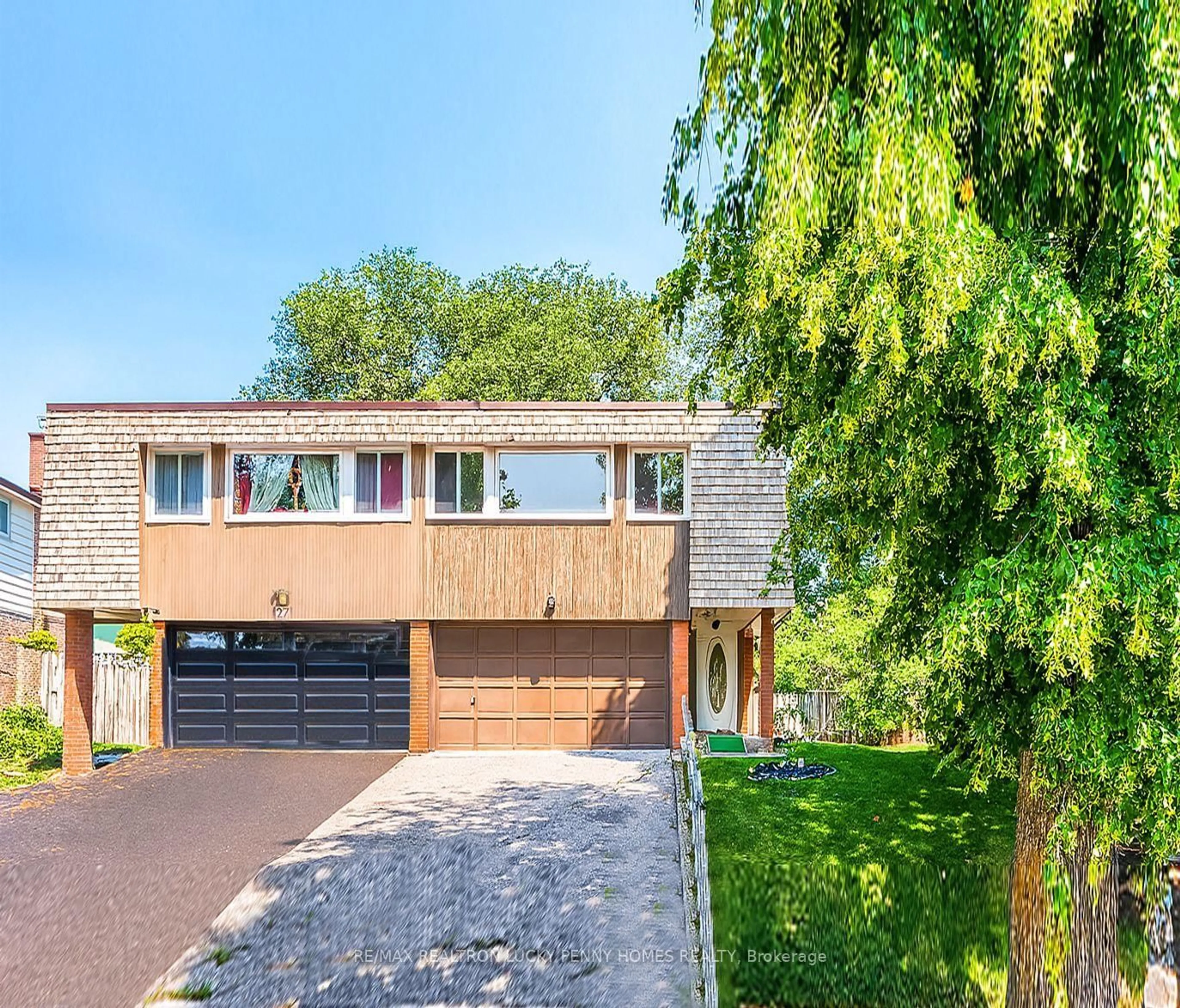 A pic from outside/outdoor area/front of a property/back of a property/a pic from drone, street for 25 Silas Hill Dr, Toronto Ontario M2J 2X8
