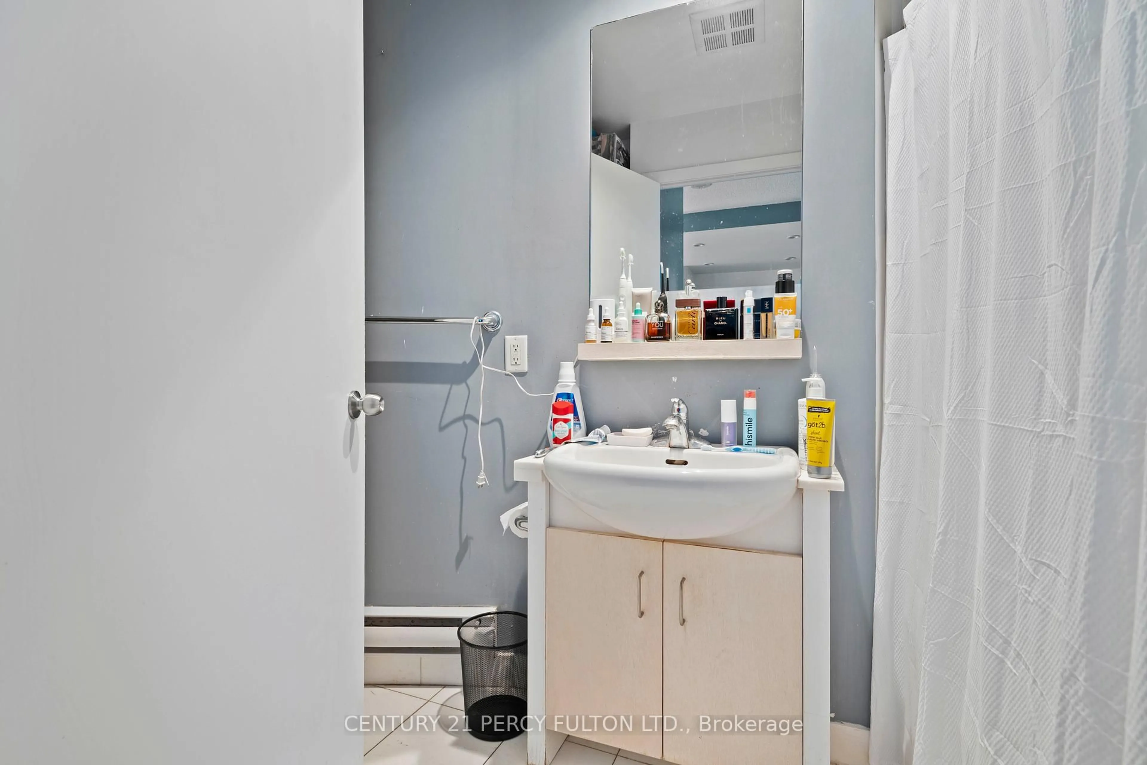 Standard bathroom, ceramic/tile floor for 8 York St #3101, Toronto Ontario M5J 2Y2